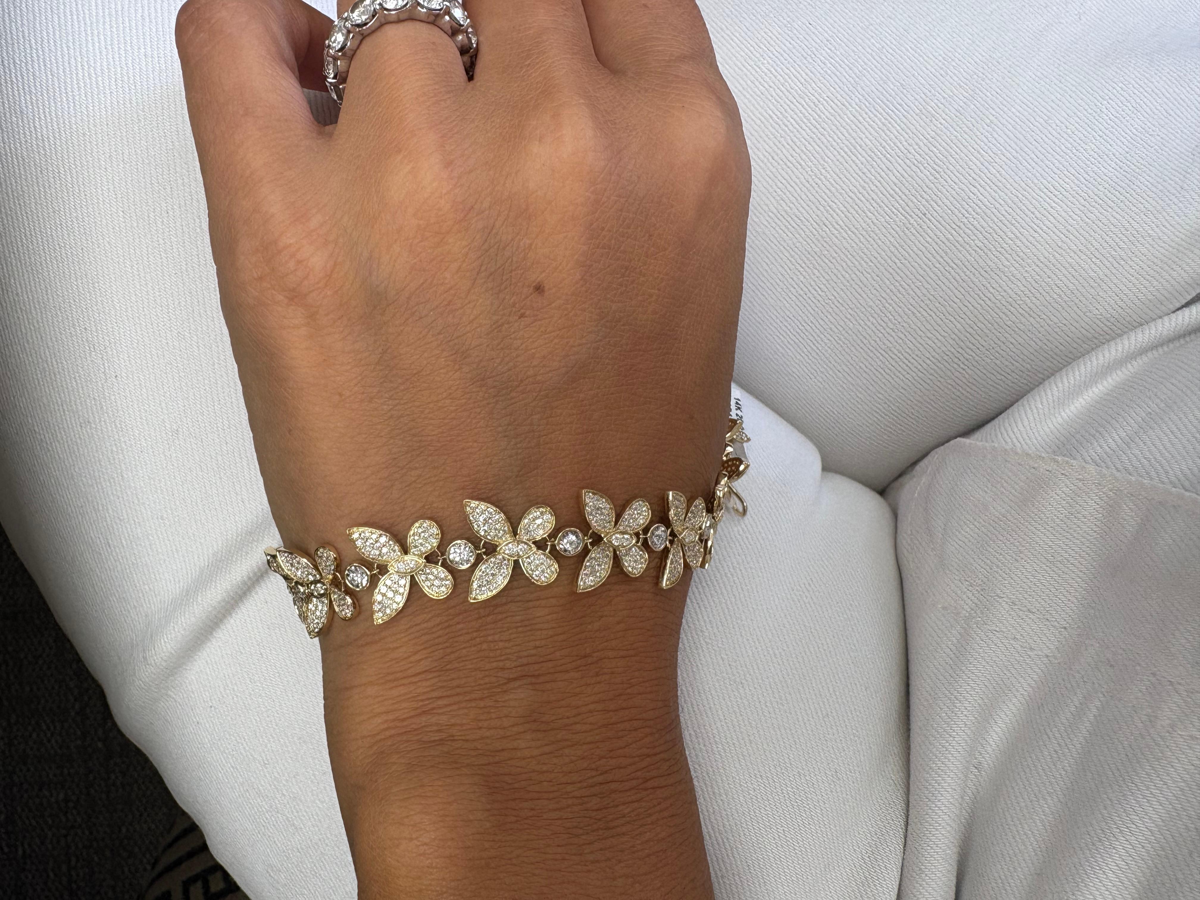 Bracelet en or 14K avec fleur en diamant naturel 4.15 CTTW Pour femmes en vente