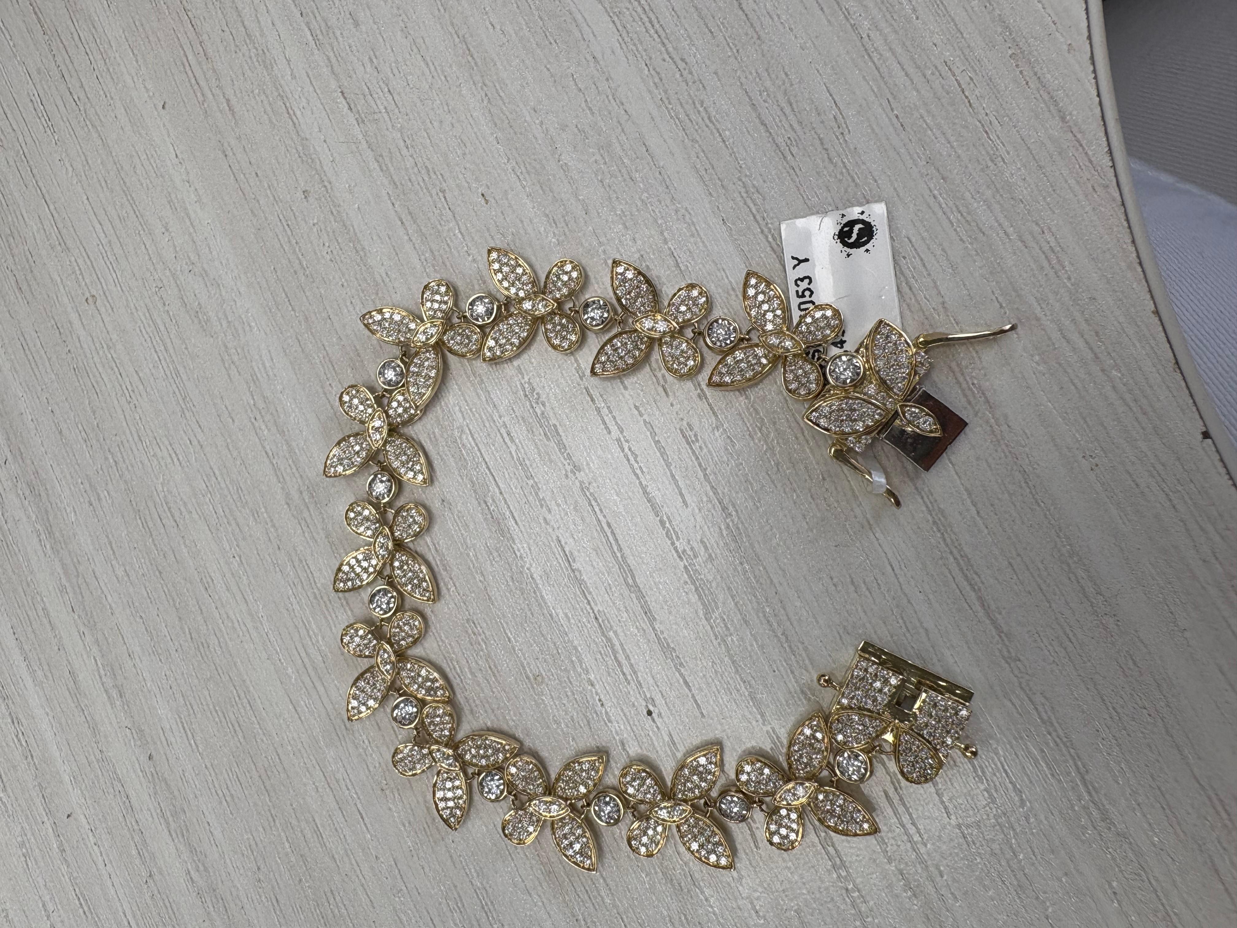 Bracelet en or 14K avec fleur en diamant naturel 4.15 CTTW en vente 1