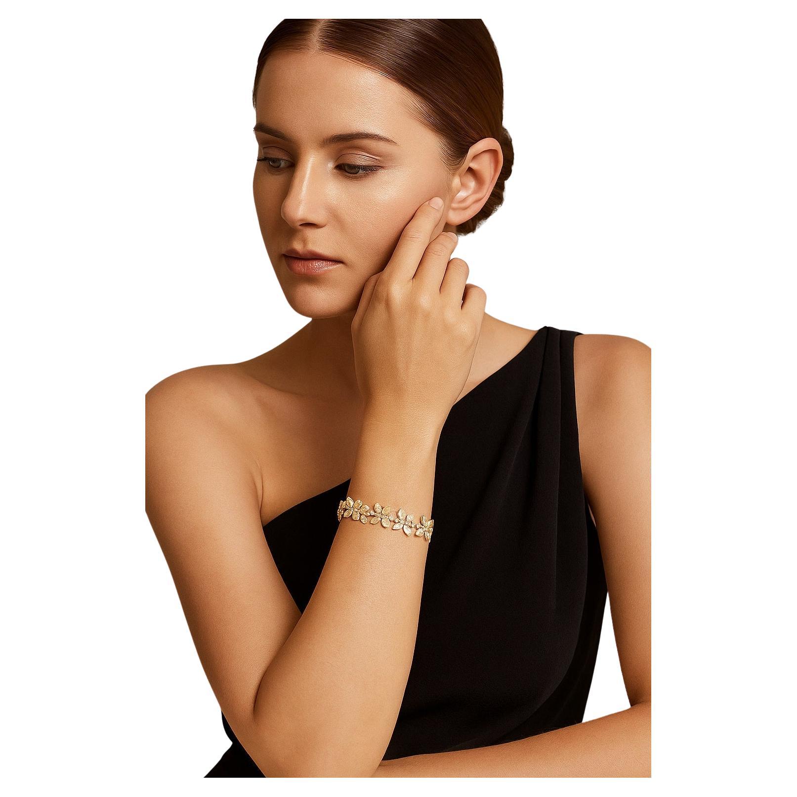 Bracelet en or 14K avec fleur en diamant naturel 4.15 CTTW en vente