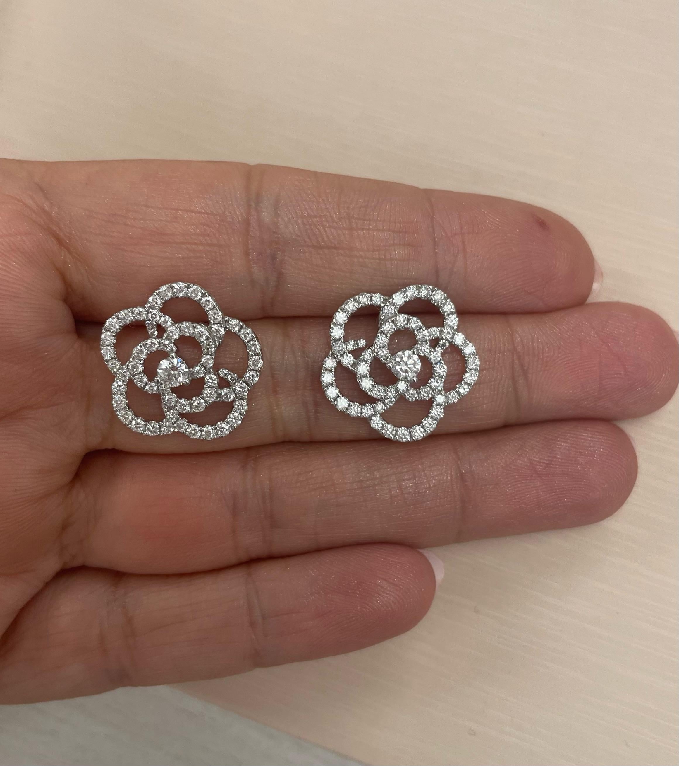 Taille ronde Clous d'oreilles fleur en or 14 carats avec diamants naturels 1,87 cttw 3/4 pouces en vente