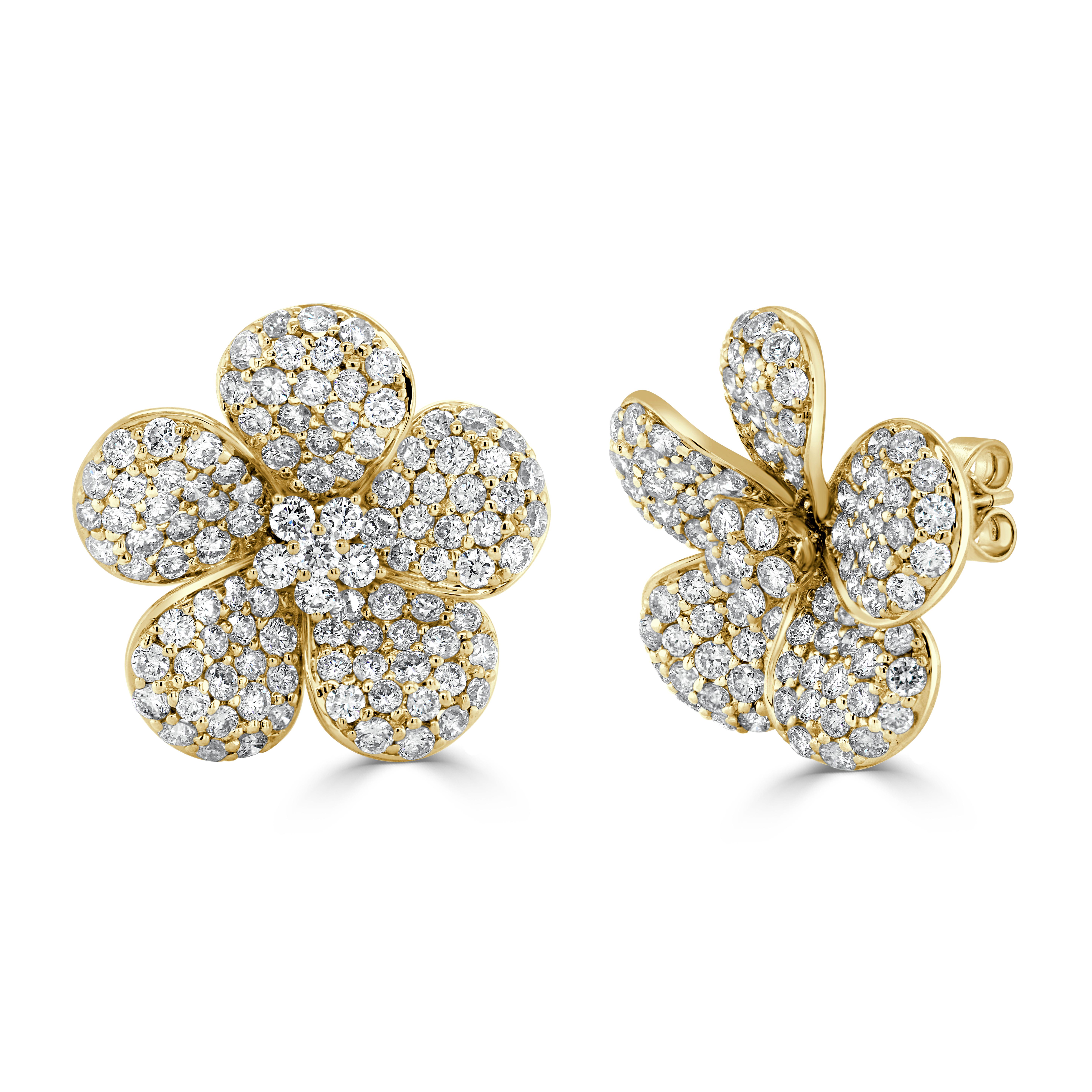 Wow! Questi grandi orecchini a perno dal design floreale faranno davvero un figurone!
Realizzati in oro 14K, a scelta tra oro giallo o bianco, questi orecchini offrono 212 diamanti bianchi rotondi naturali con colore e purezza GH-SI1. Chiusura a