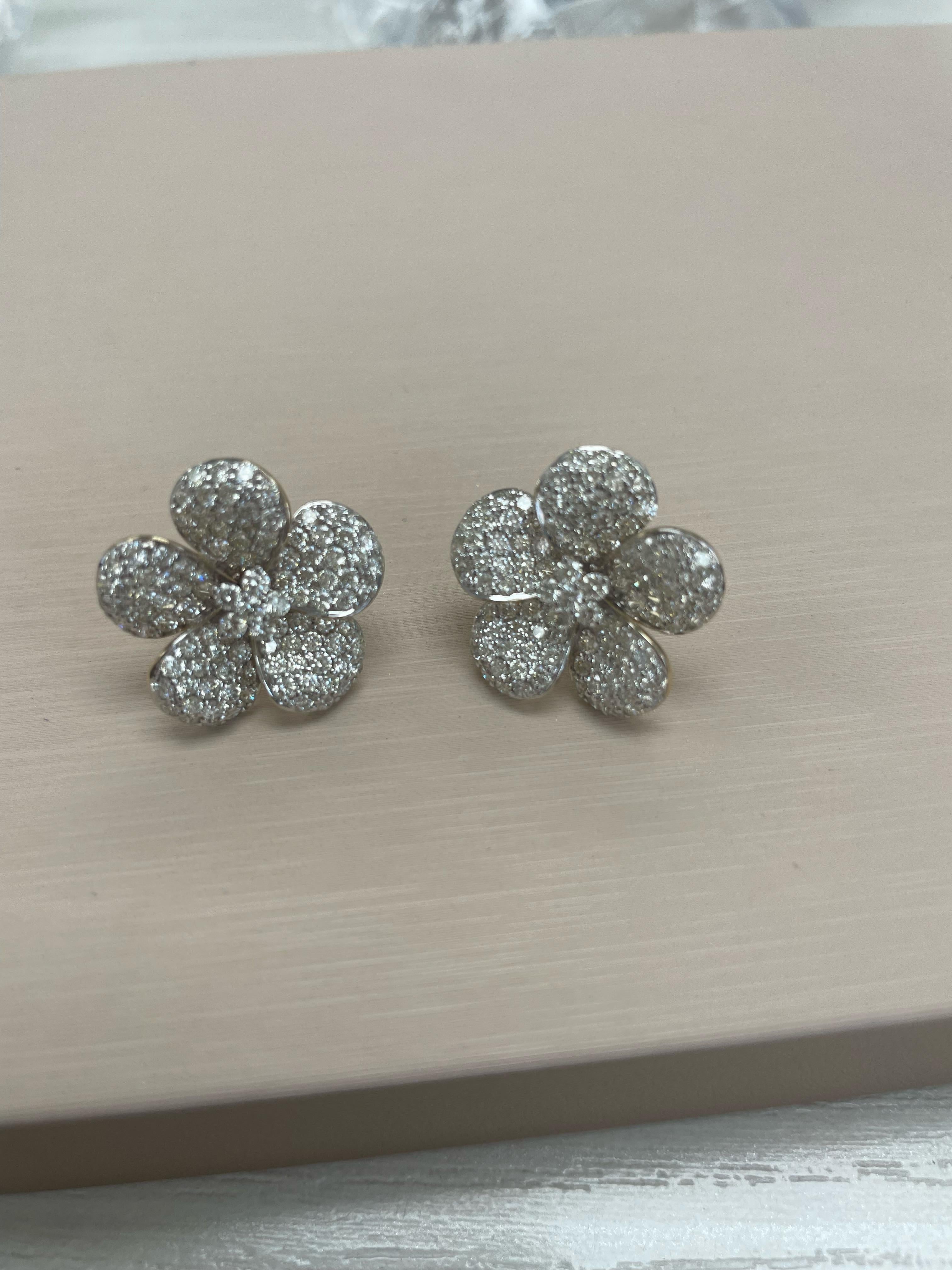 Taglio rotondo Orecchini con fiore di diamante naturale in oro 14K 3,89cttw da 1 pollice in vendita
