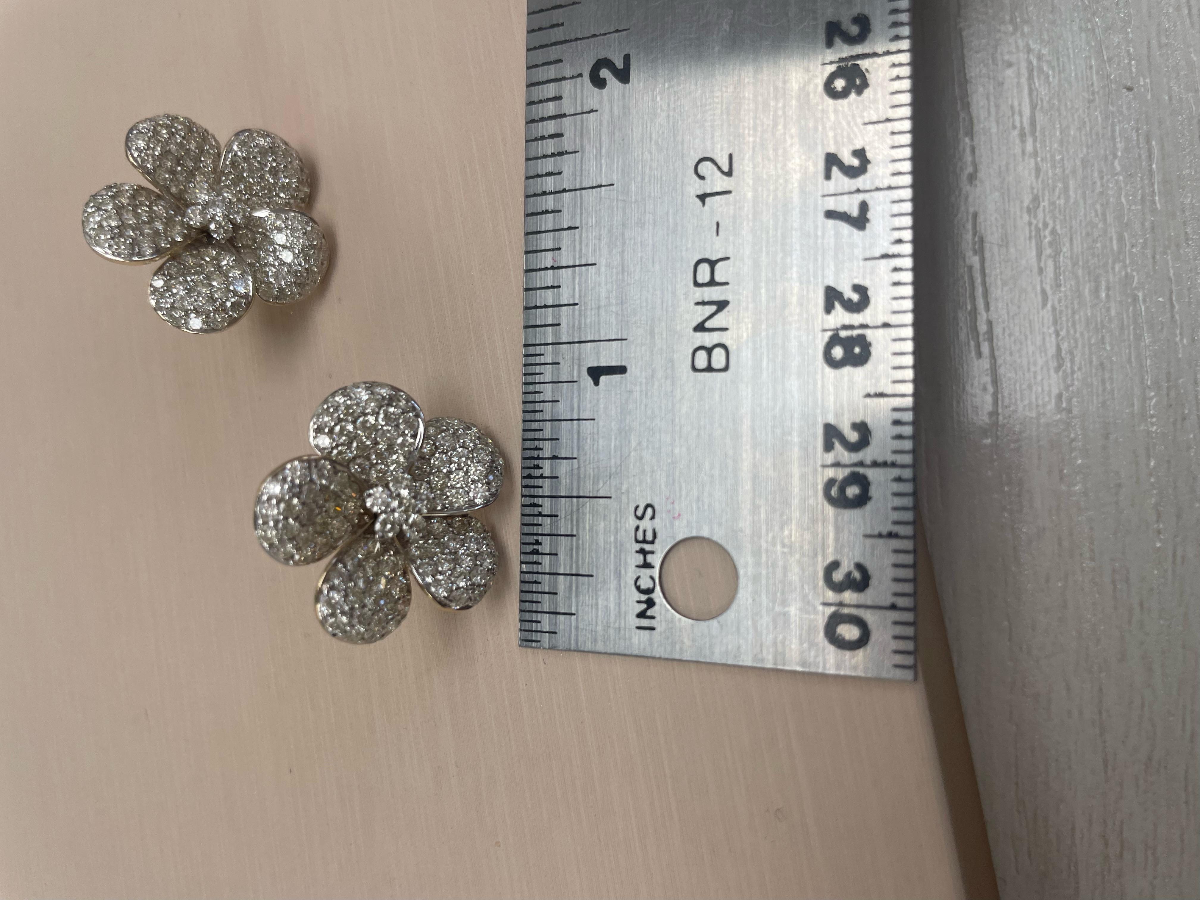 Orecchini con fiore di diamante naturale in oro 14K 3,89cttw da 1 pollice In condizioni Nuovo in vendita a Great neck, NY