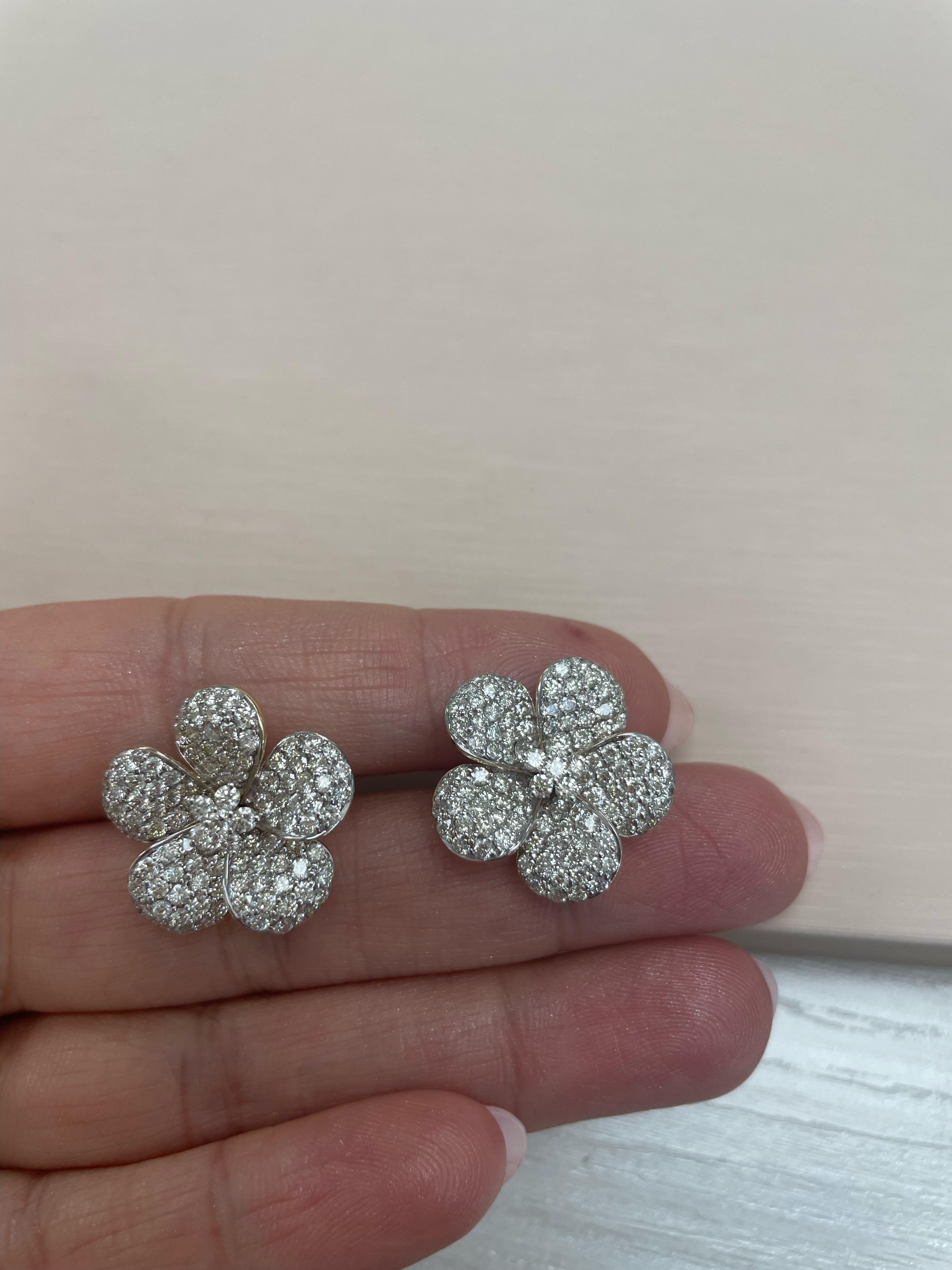 Donna Orecchini con fiore di diamante naturale in oro 14K 3,89cttw da 1 pollice in vendita