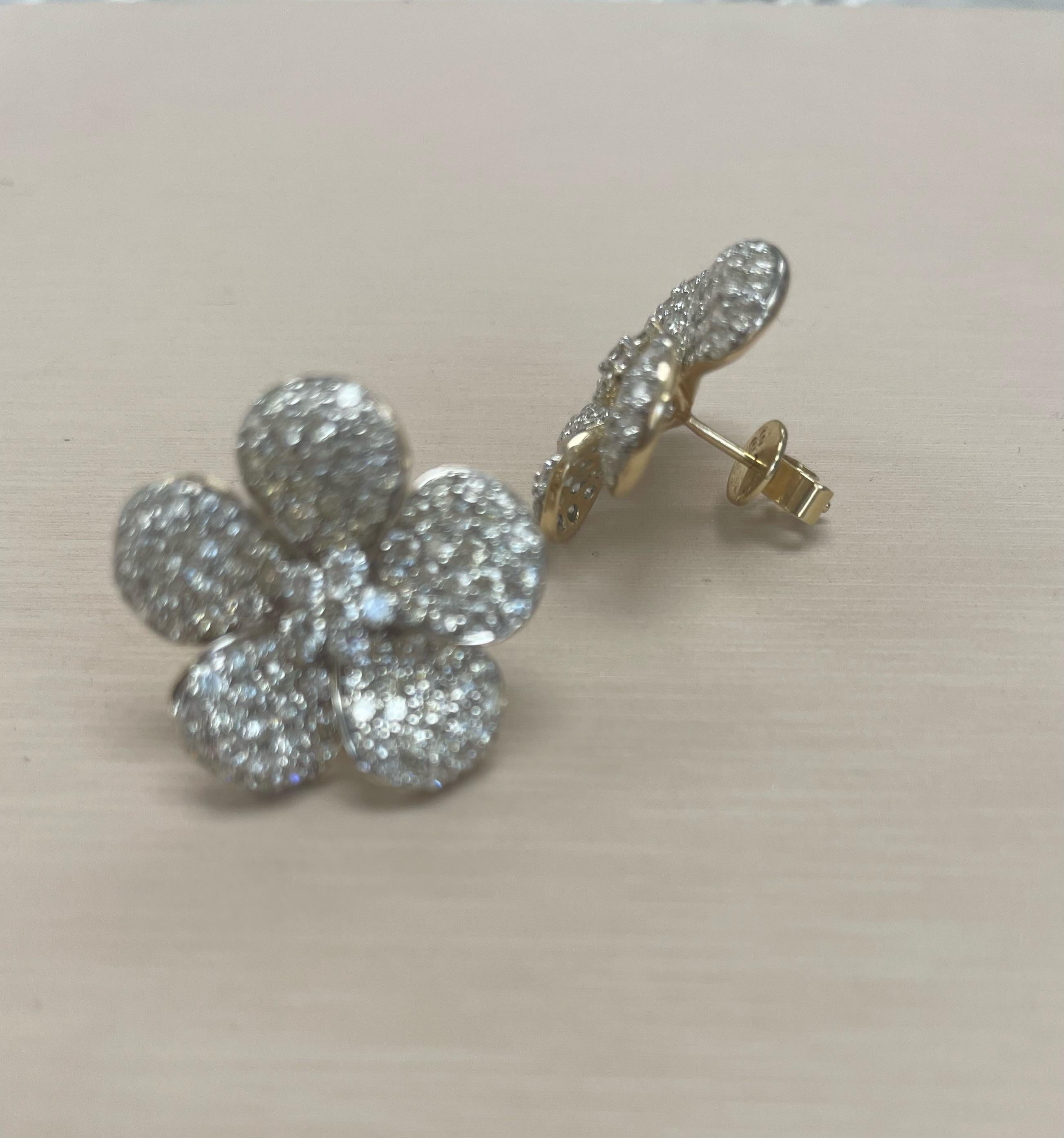 Orecchini con fiore di diamante naturale in oro 14K 3,89cttw da 1 pollice in vendita 2