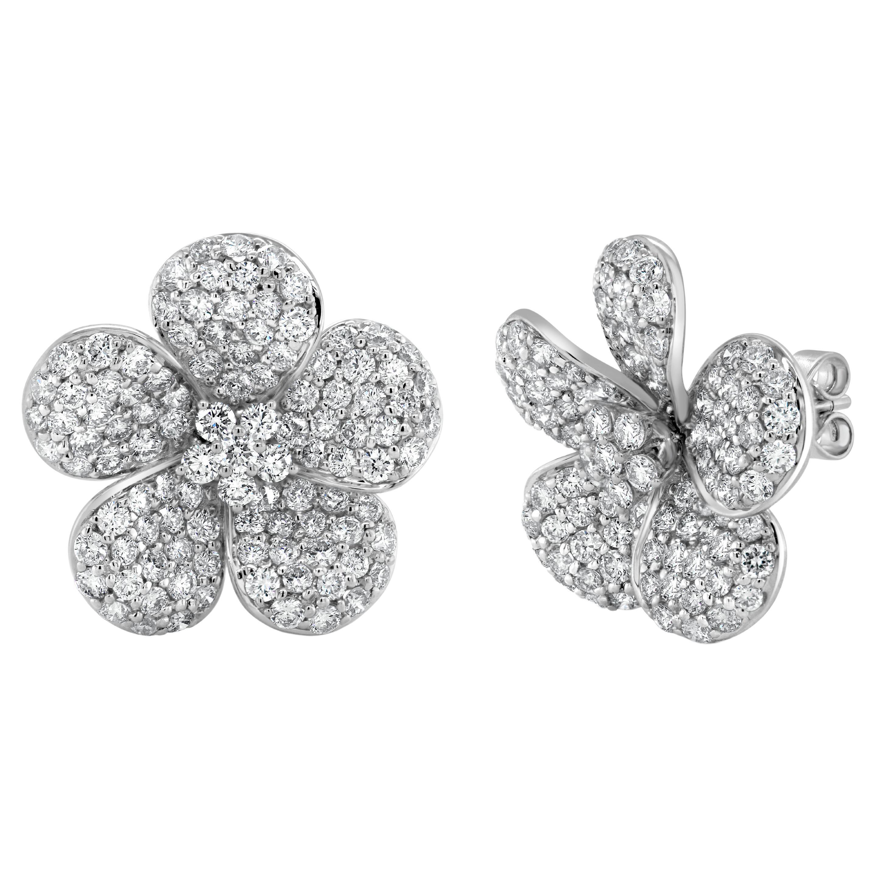 Orecchini con fiore di diamante naturale in oro 14K 3,89cttw da 1 pollice in vendita