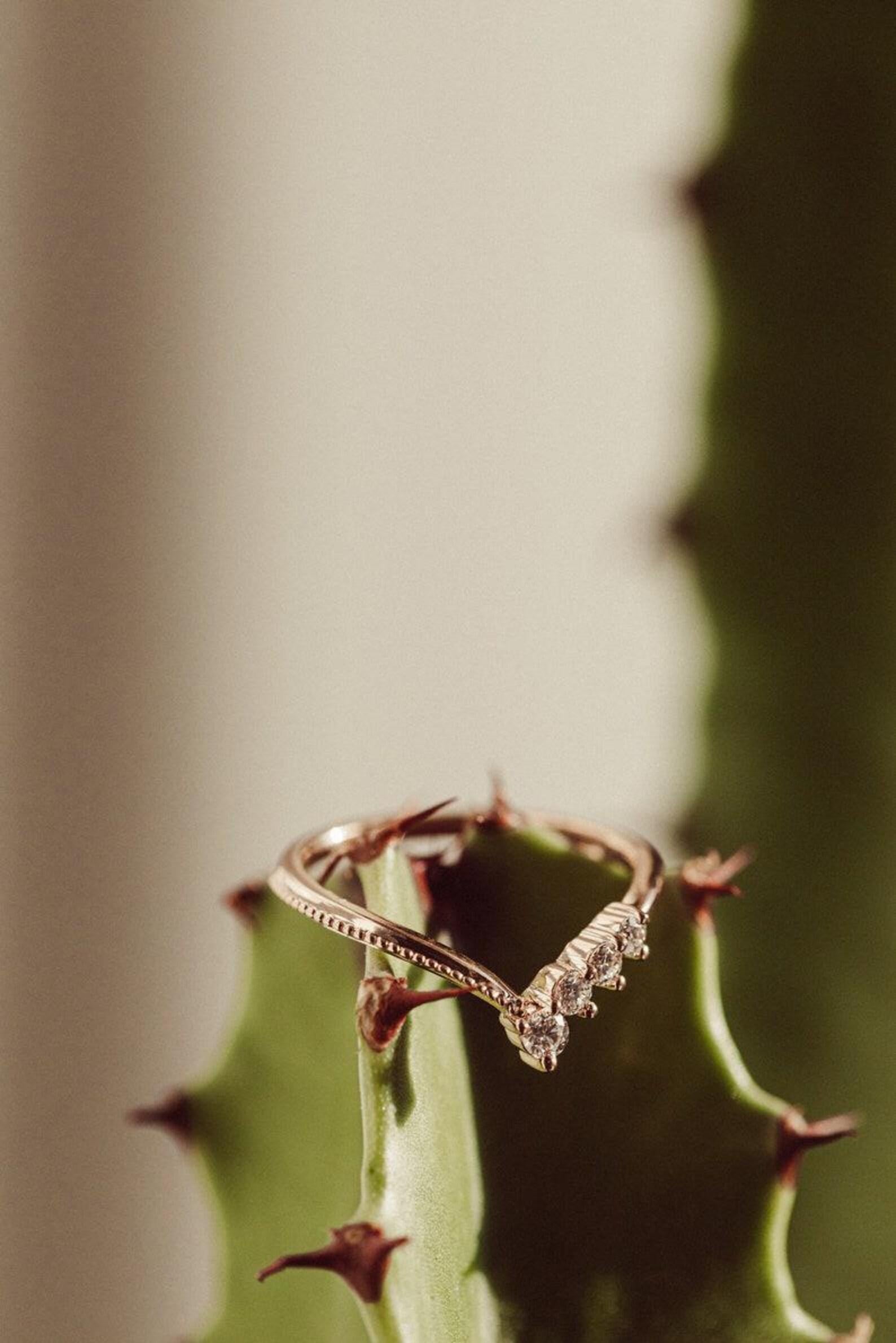 14k gold natural diamond V Shaped  Ring 925 Curved Stacking Wedding Ring Gift. For Sale 5