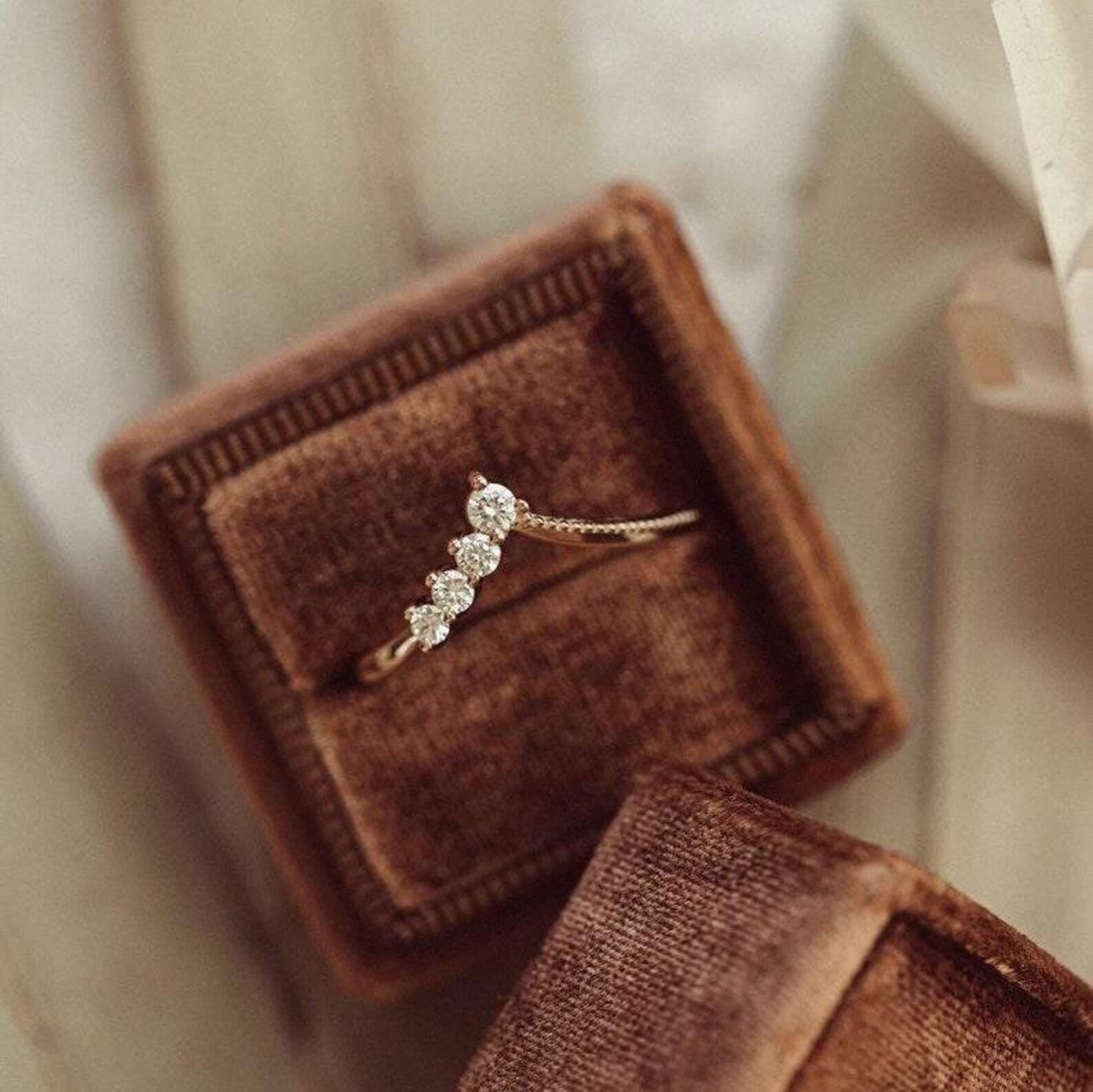 Art Deco 14k gold natural diamond V Shaped  Ring 925 Curved Stacking Wedding Ring Gift. For Sale