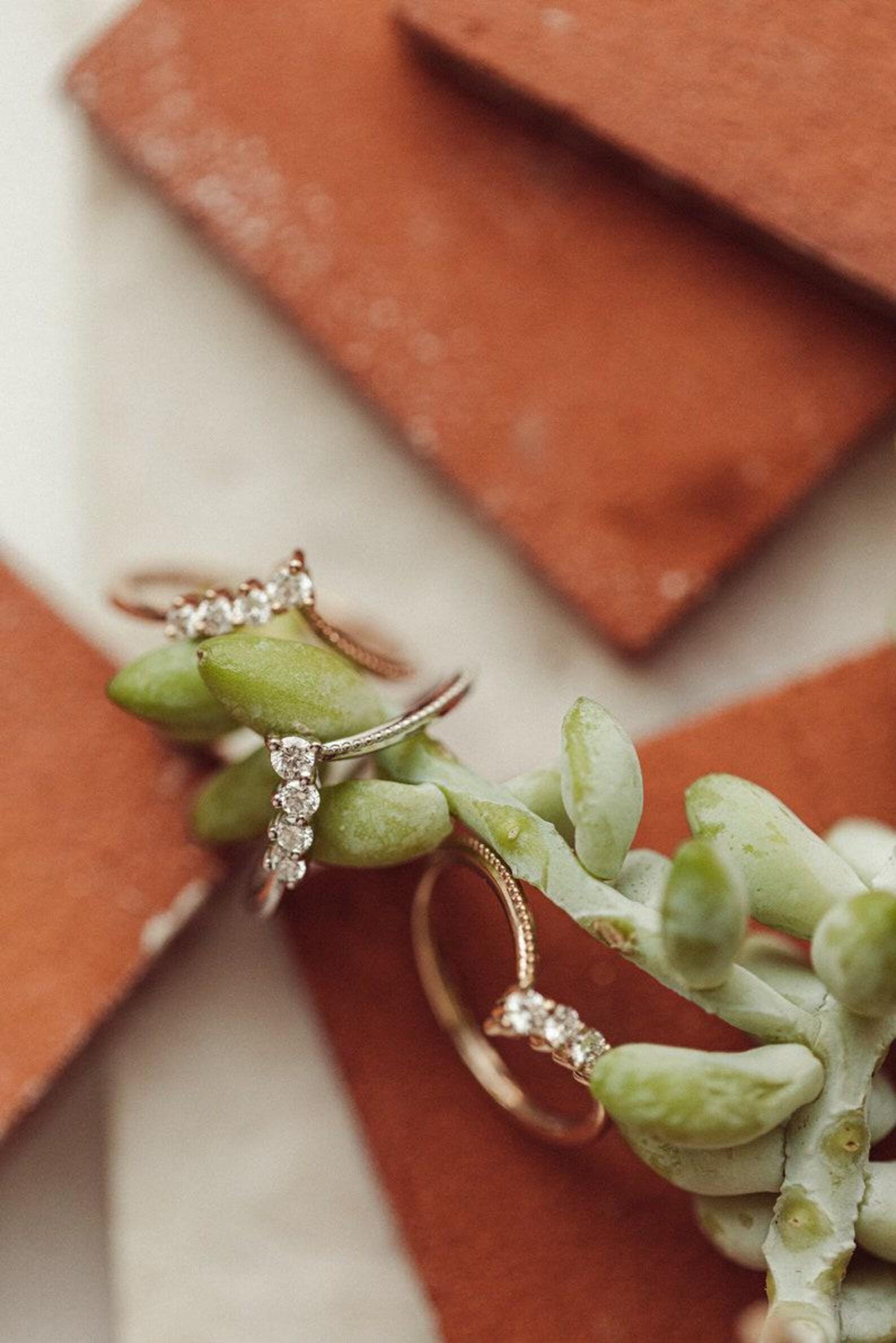 14k gold natural diamond V Shaped  Ring 925 Curved Stacking Wedding Ring Gift. In New Condition For Sale In Chicago, IL