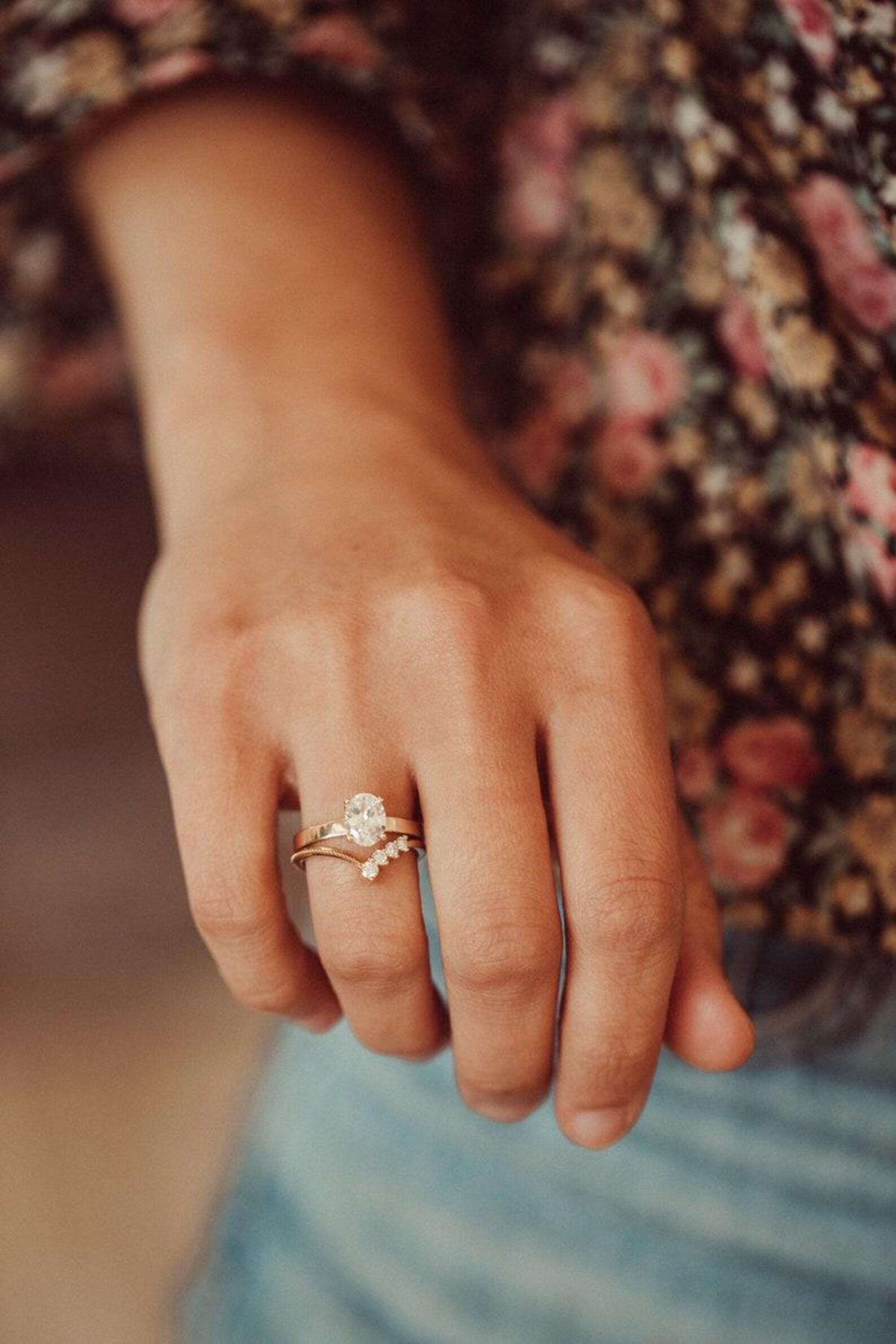 Women's 14k gold natural diamond V Shaped  Ring 925 Curved Stacking Wedding Ring Gift. For Sale