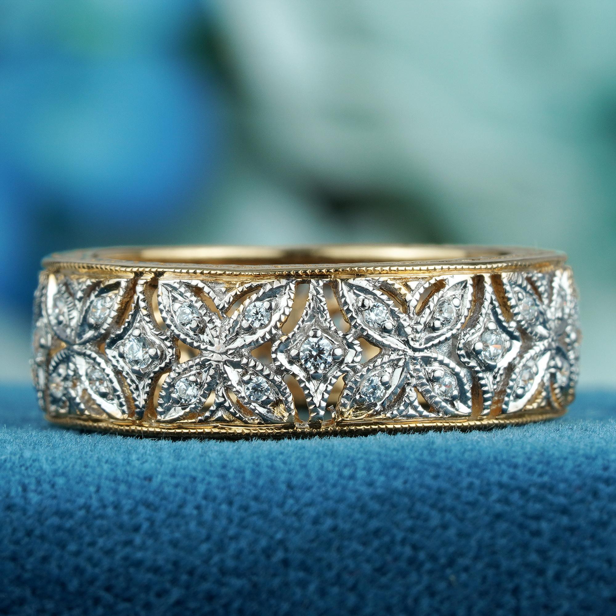 Dieser filigrane Ewigkeitsring im Vintage-Stil zeichnet sich durch natürliche Diamanten aus, die in ein verschlungenes, spitzenartiges Metalldesign eingefasst sind. Die filigranen Details sorgen für zeitlose Eleganz, die den Charme antiker