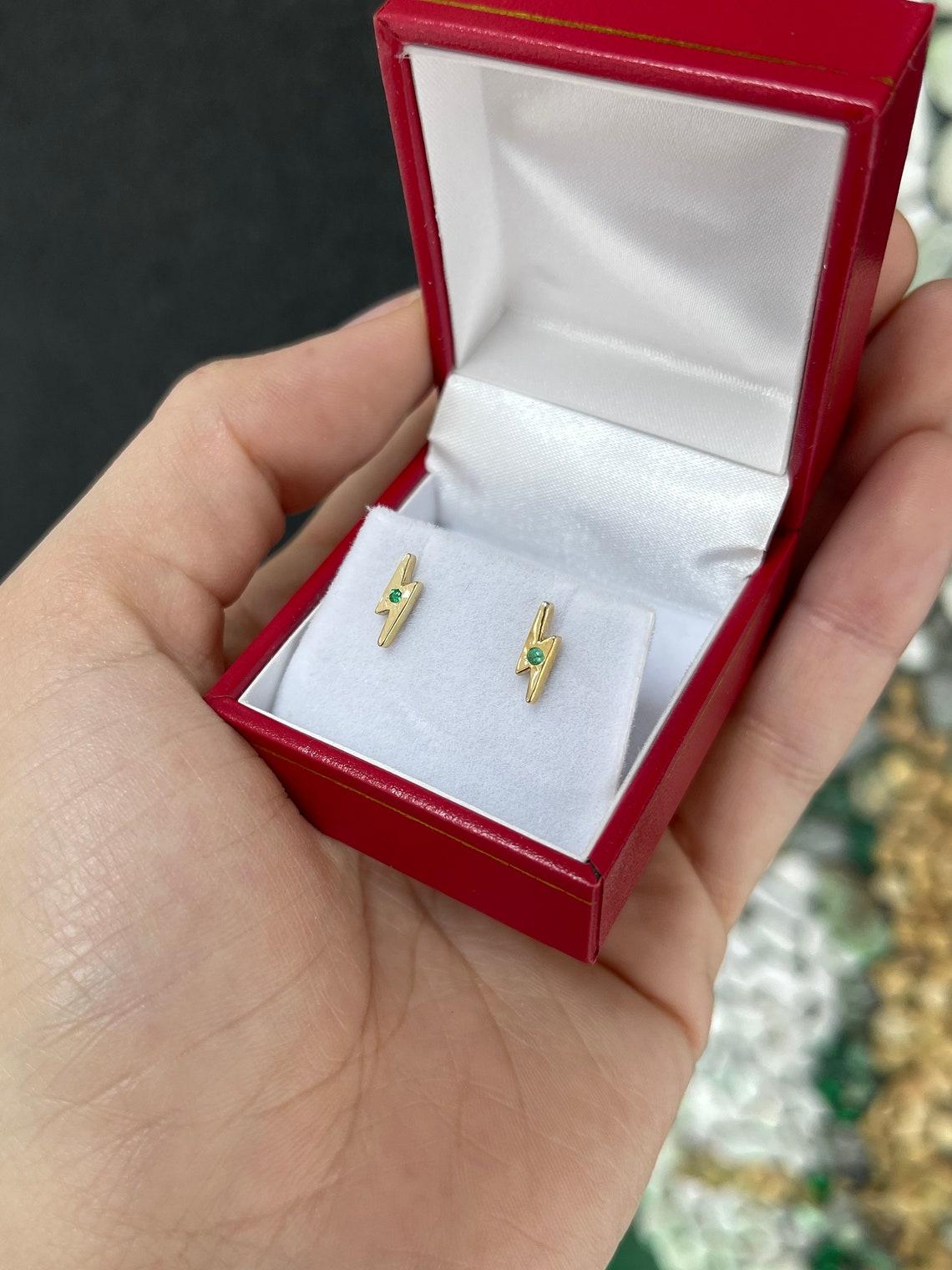 14K Gold Natürlicher Smaragd Leuchtende Bolt-Ohrstecker mit Lünette Set Petite Modern (Moderne) im Angebot