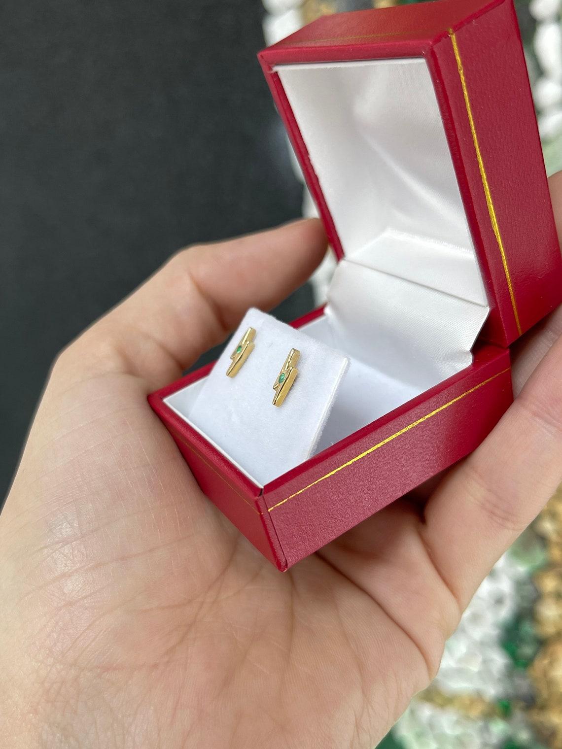 14K Gold Natürlicher Smaragd Leuchtende Bolt-Ohrstecker mit Lünette Set Petite Modern (Smaragdschliff) im Angebot