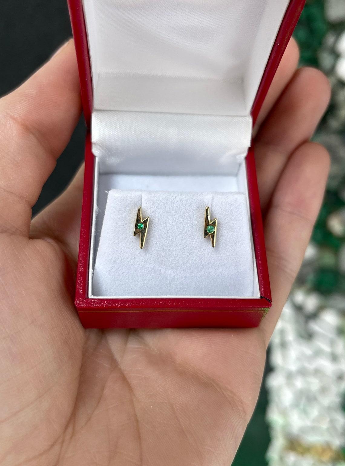 14K Gold Natürlicher Smaragd Leuchtende Bolt-Ohrstecker mit Lünette Set Petite Modern im Zustand „Neu“ im Angebot in Jupiter, FL