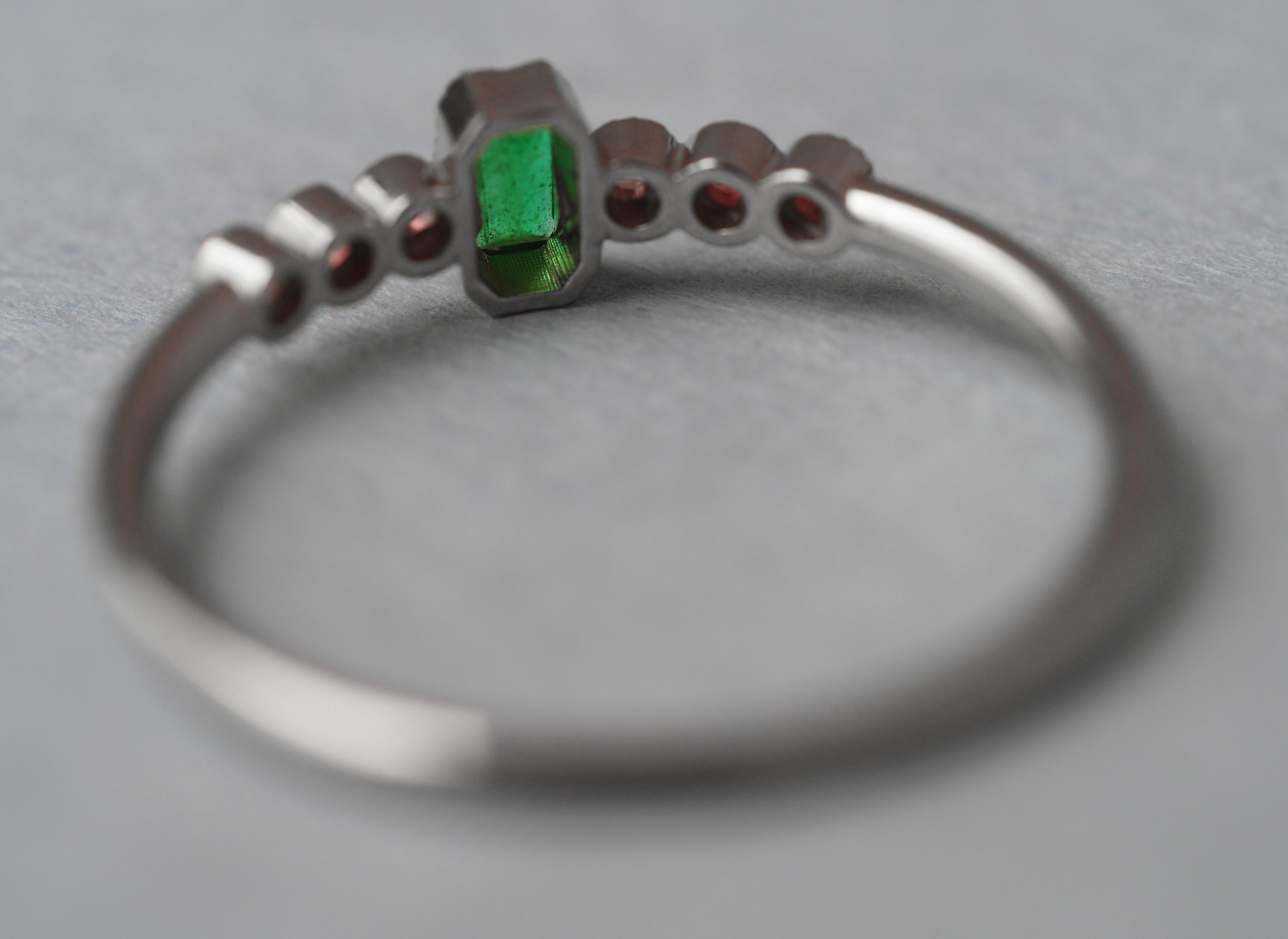 Women's 14k gold natural emerald ring.  For Sale