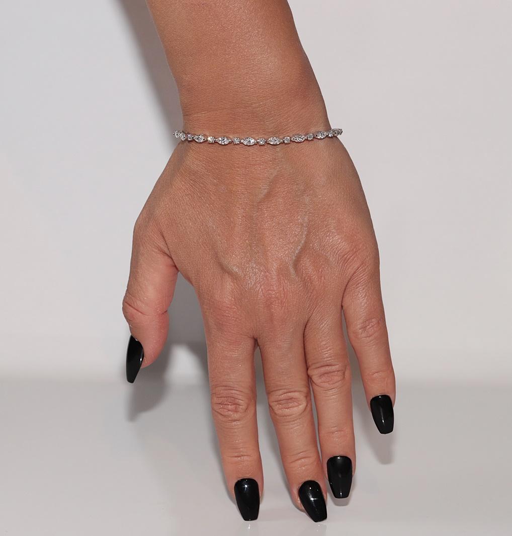 Bracelet de tennis en or 14k orné de diamants naturels taillés en marquise et de diamants taillés en brillant en vente 11