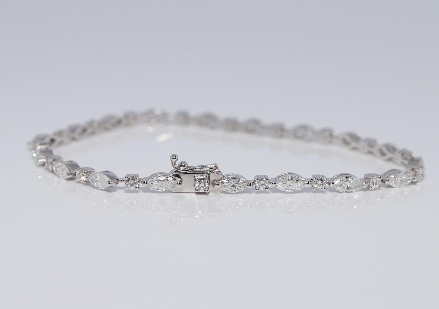 Bracelet de tennis en or 14k orné de diamants naturels taillés en marquise et de diamants taillés en brillant en vente 1