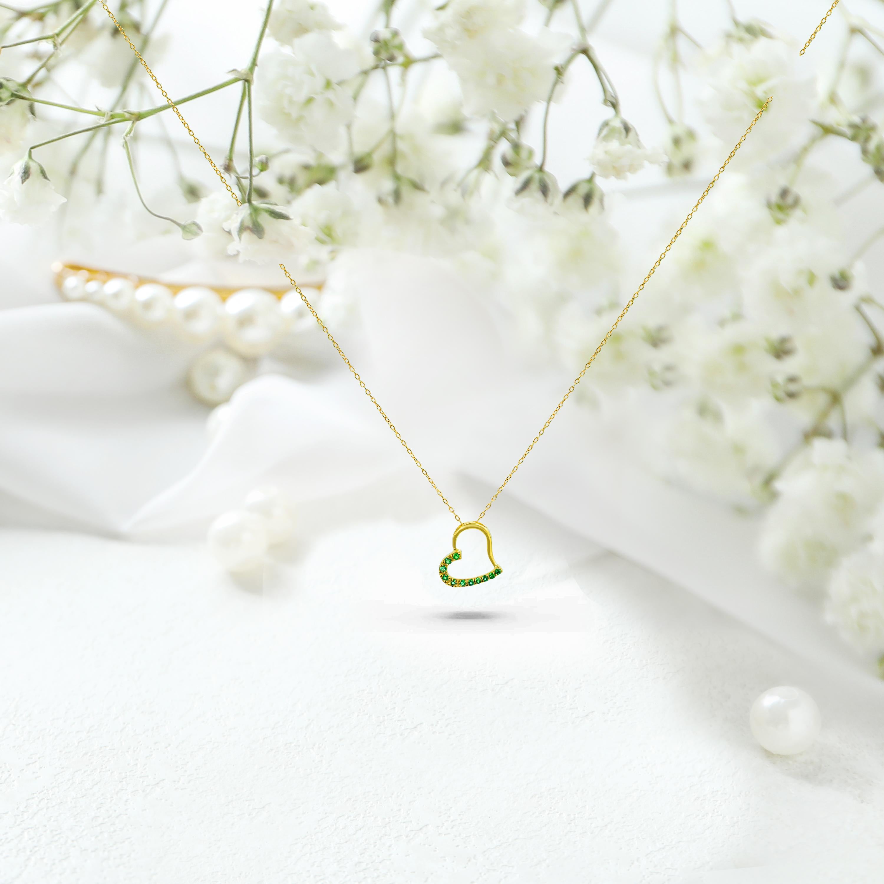 14k Gold Emerald Heart Necklace Natural Emerald Minimalist Necklace In New Condition For Sale In Bangkok, TH