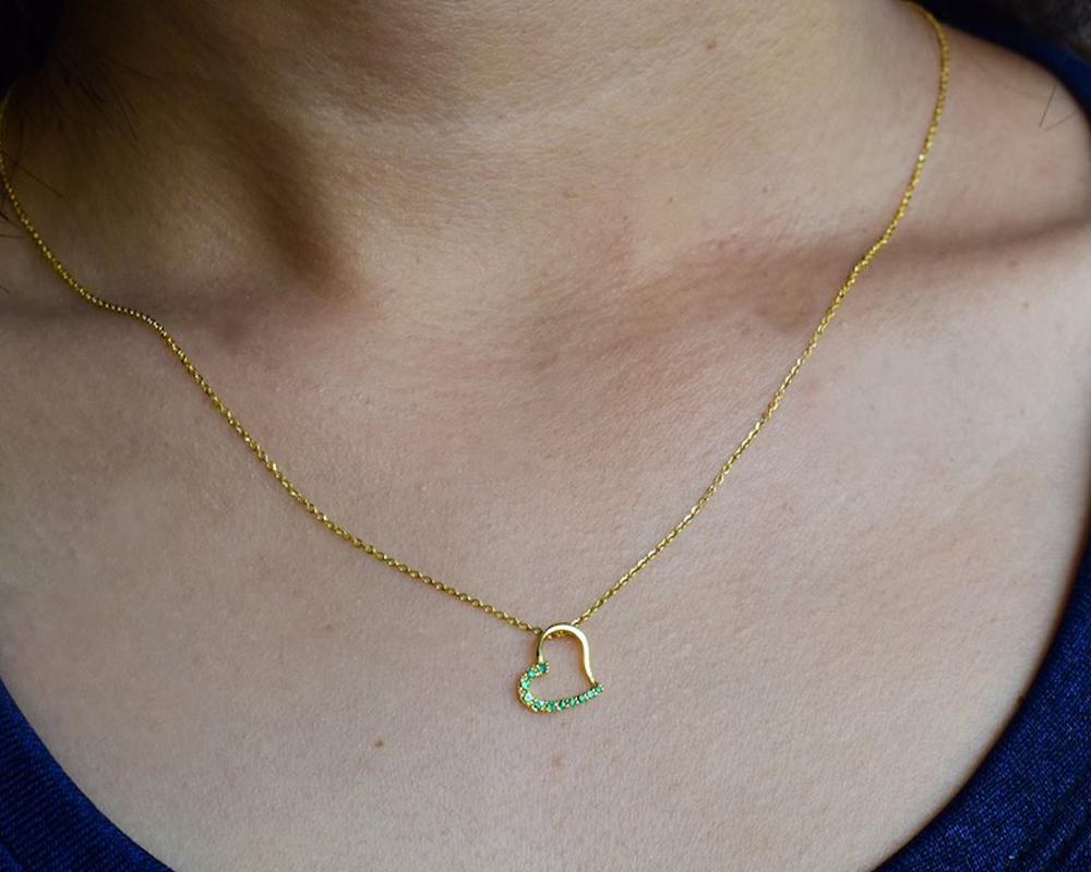 14k Gold Emerald Heart Necklace Natural Emerald Minimalist Necklace For Sale 2