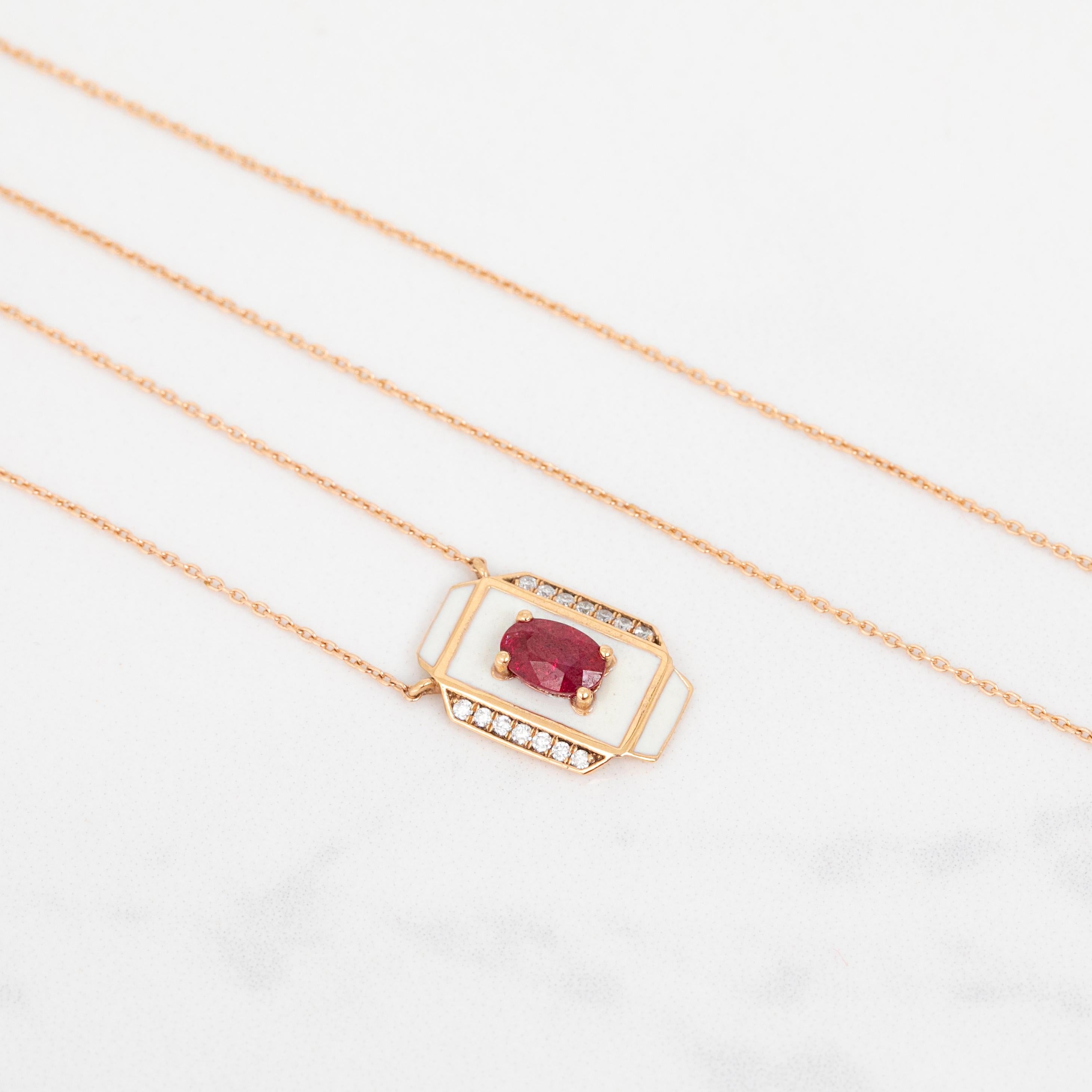 Taglio ovale Collana in oro 14K, pietra di rubino e pietra di moissanite in vendita