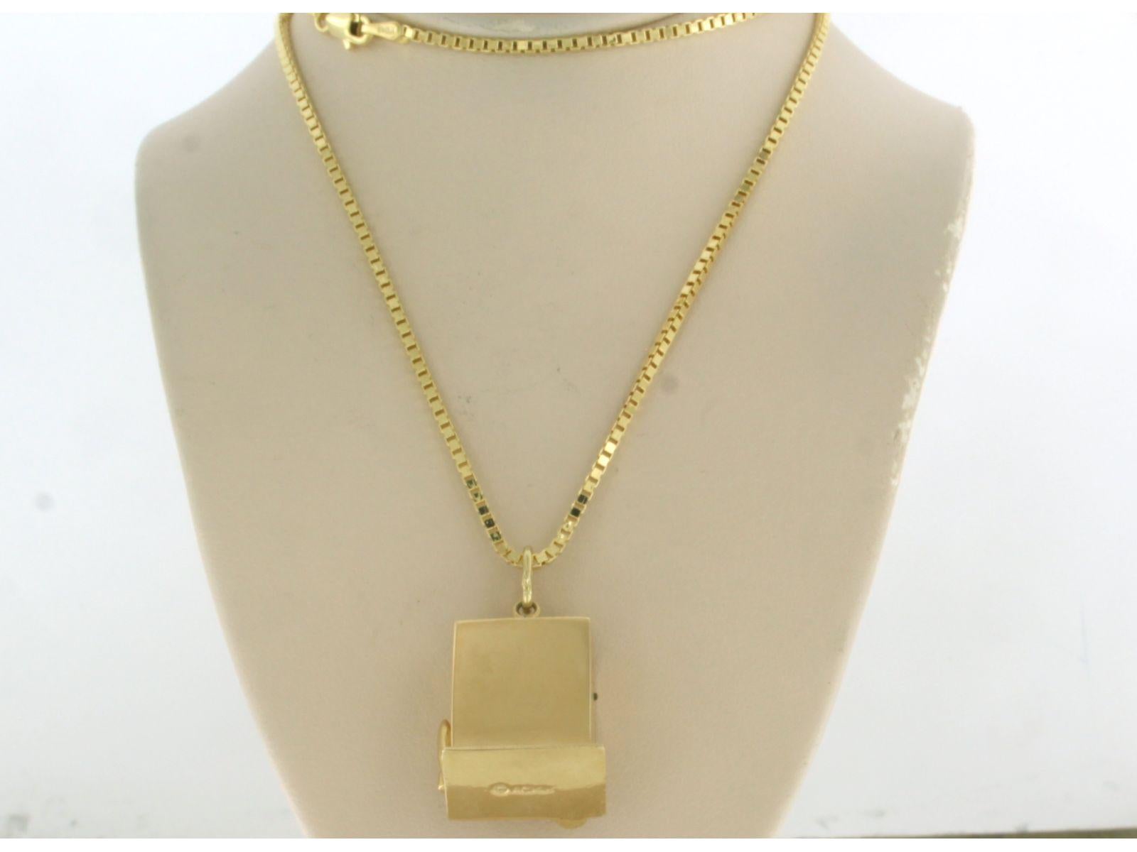 Halskette aus 14k Gelbgold mit einem Anhänger in Form einer Schlitzmaschine - 50 cm lang

Ausführliche Beschreibung:

Die Halskette ist 50 cm lang und 1,6 mm breit.

Der Anhänger ist 2,6 cm lang und 1,7 cm breit.

Gesamtgewicht: 16,8