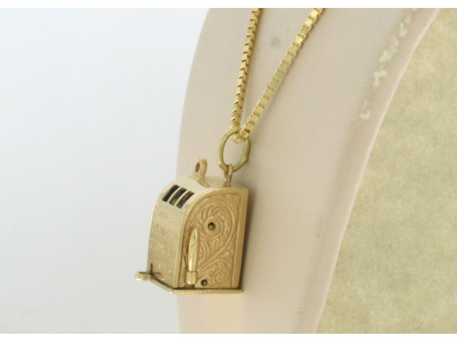 Halskette aus 14k Gold mit einem Anhänger in Form einer Schlitzmaschine - 16,8 Gramm - 50 cm lang (Moderne) im Angebot