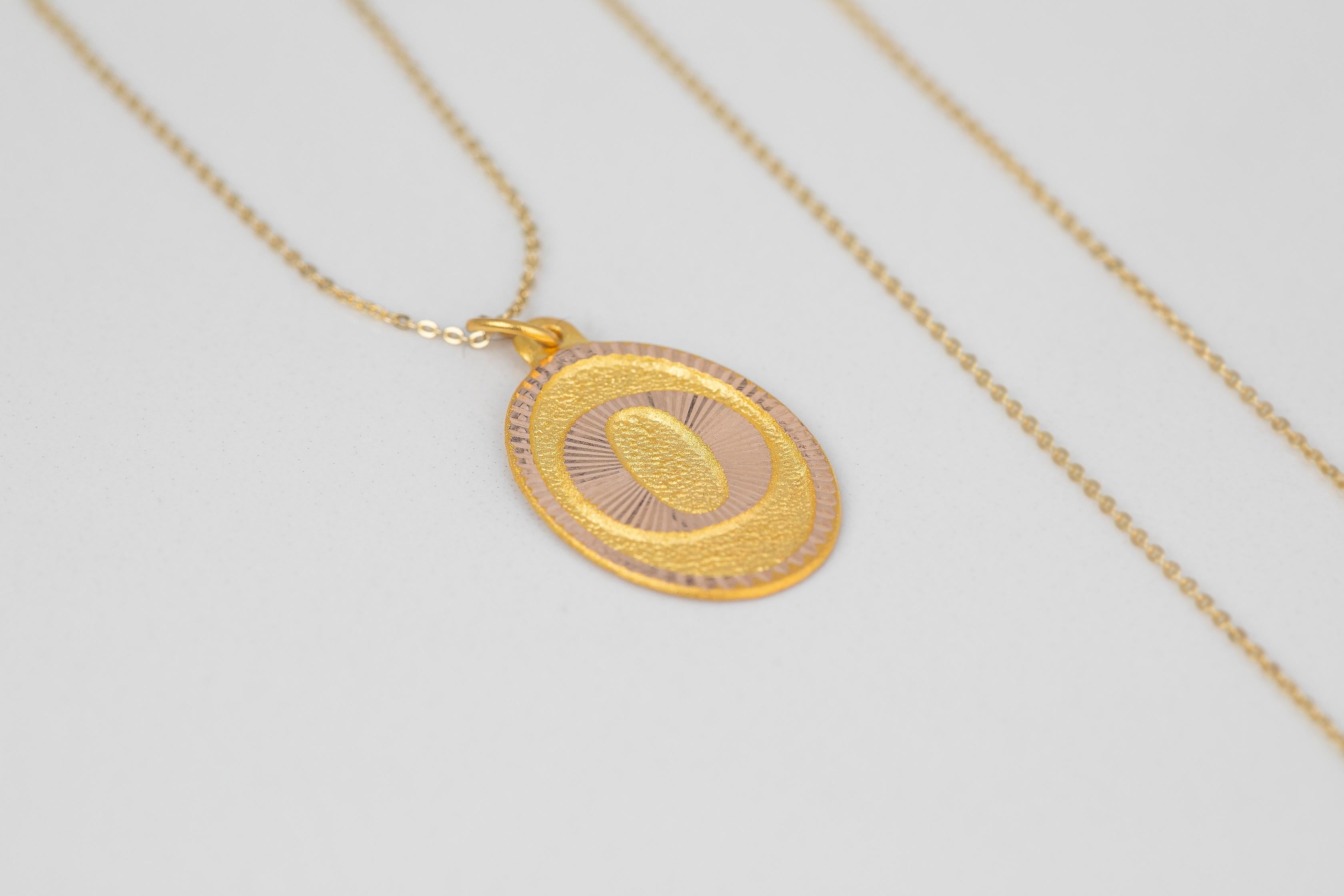 Colliers en or 14 carats, modèles de colliers à lettres, collier- collier lettre O en or en vente 1