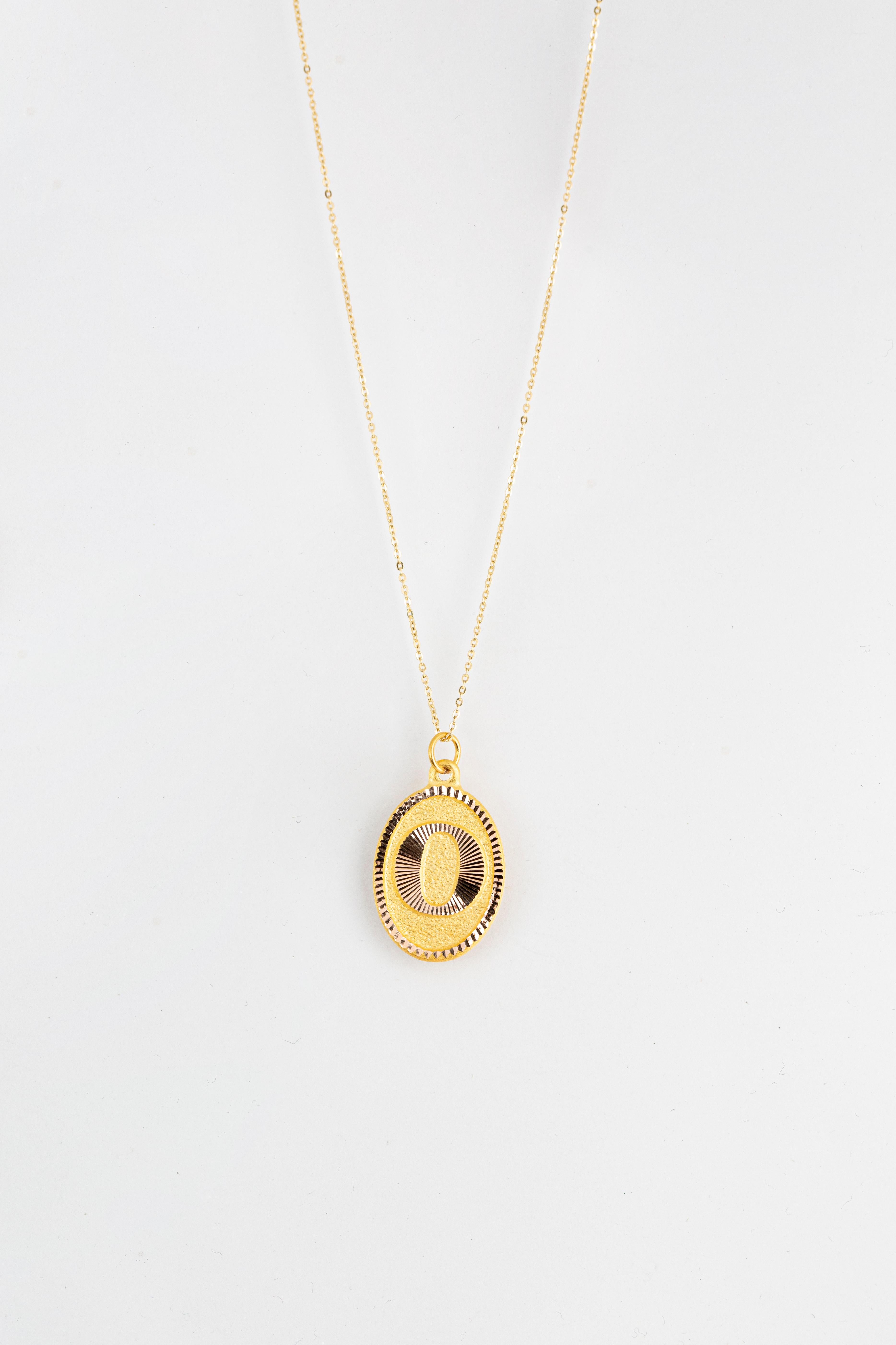 Colliers en or 14 carats, modèles de colliers à lettres, collier- collier lettre O en or en vente 3