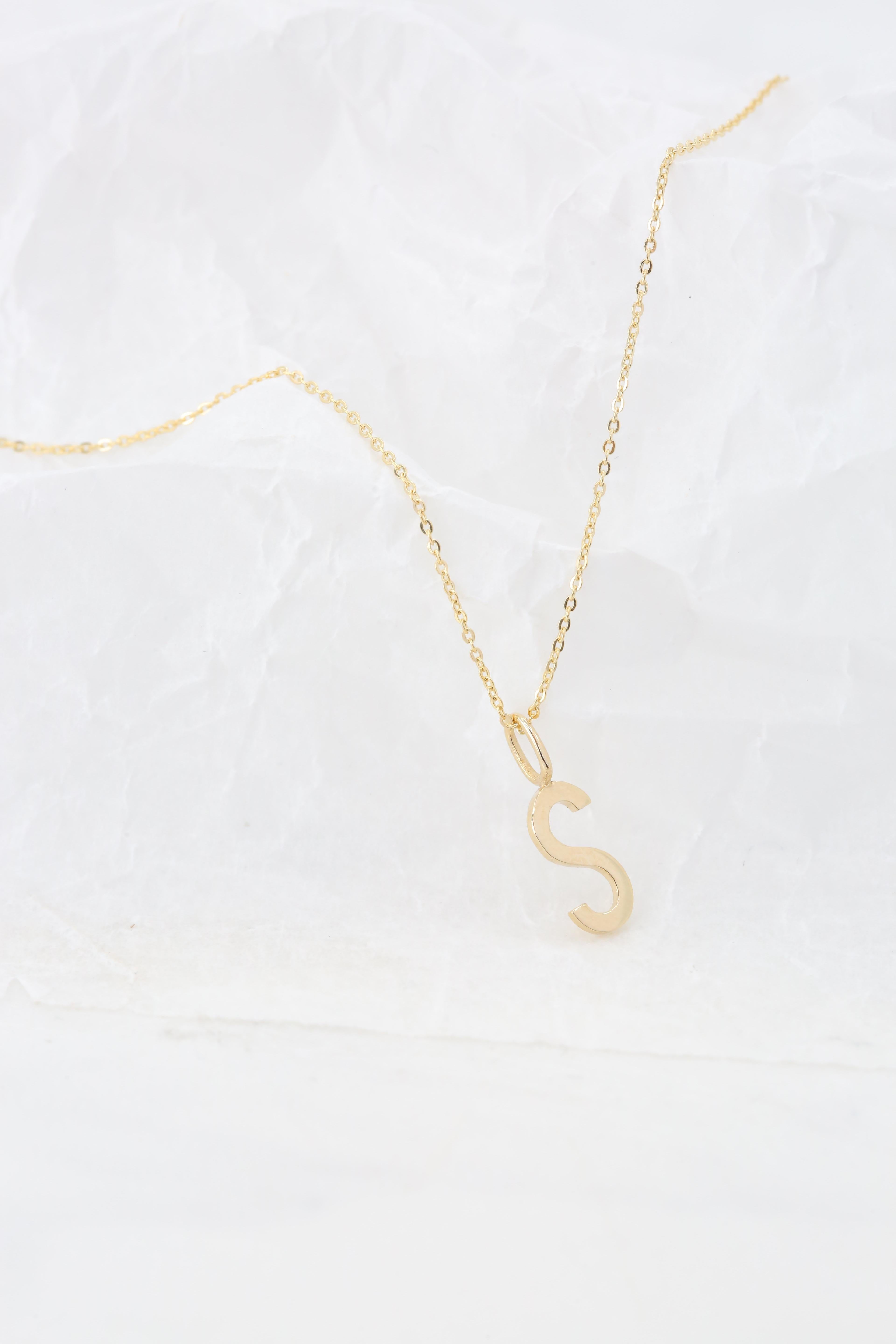 Moderne Colliers en or 14 carats, modèles de colliers à lettres, collier-pendentif en or S en vente