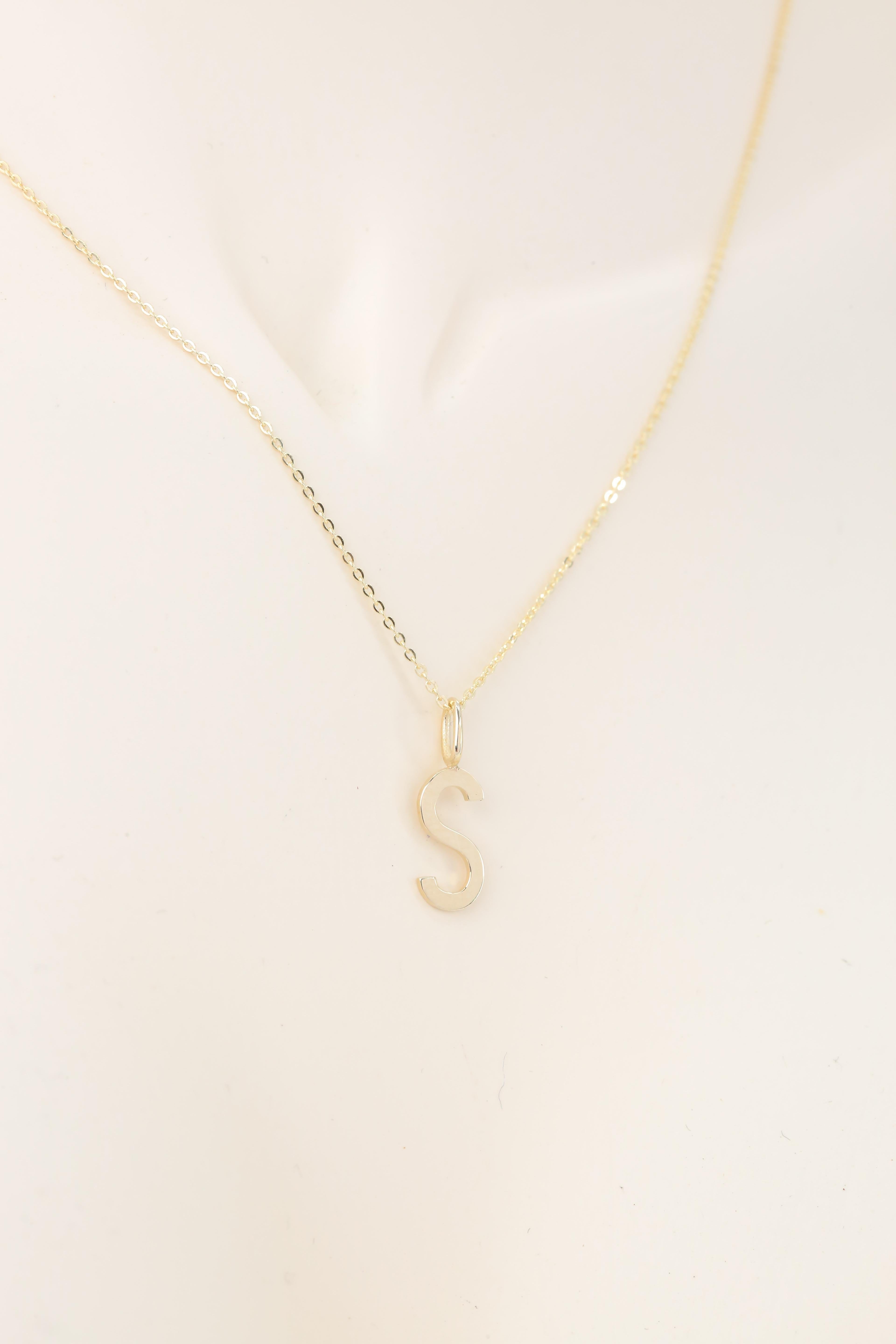 Colliers en or 14 carats, modèles de colliers à lettres, collier-pendentif en or S en vente 1
