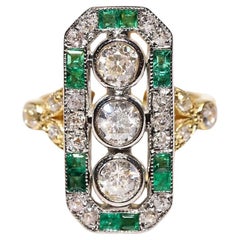 Or 14 carats, diamant naturel neuf et calibre  Bague navette décorée d'émeraudes 