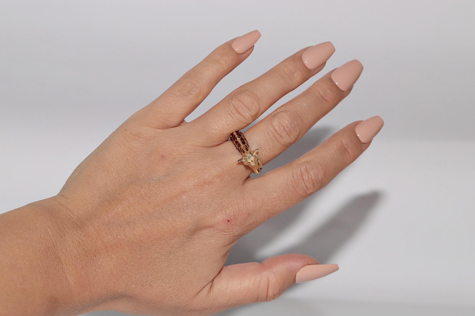 In ottime condizioni.
Il peso totale è di 7,4 grammi.
Totalmente è un diamante da 0,04 ct.
Il diamante ha colore H e purezza vs-s1.
La misura dell'anello è US 7.3
Possiamo realizzare qualsiasi dimensione.
Per qualsiasi domanda, contattaci.