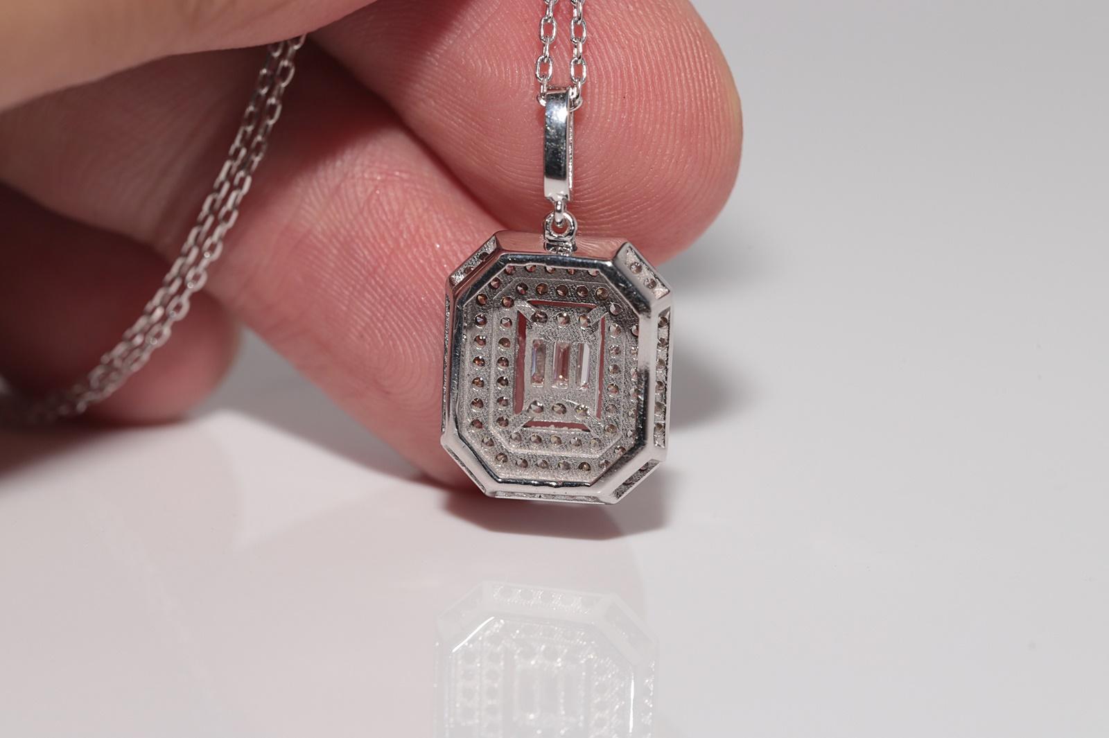 Collana con ciondolo decorato con diamanti naturali in oro 14k New Made in vendita 4