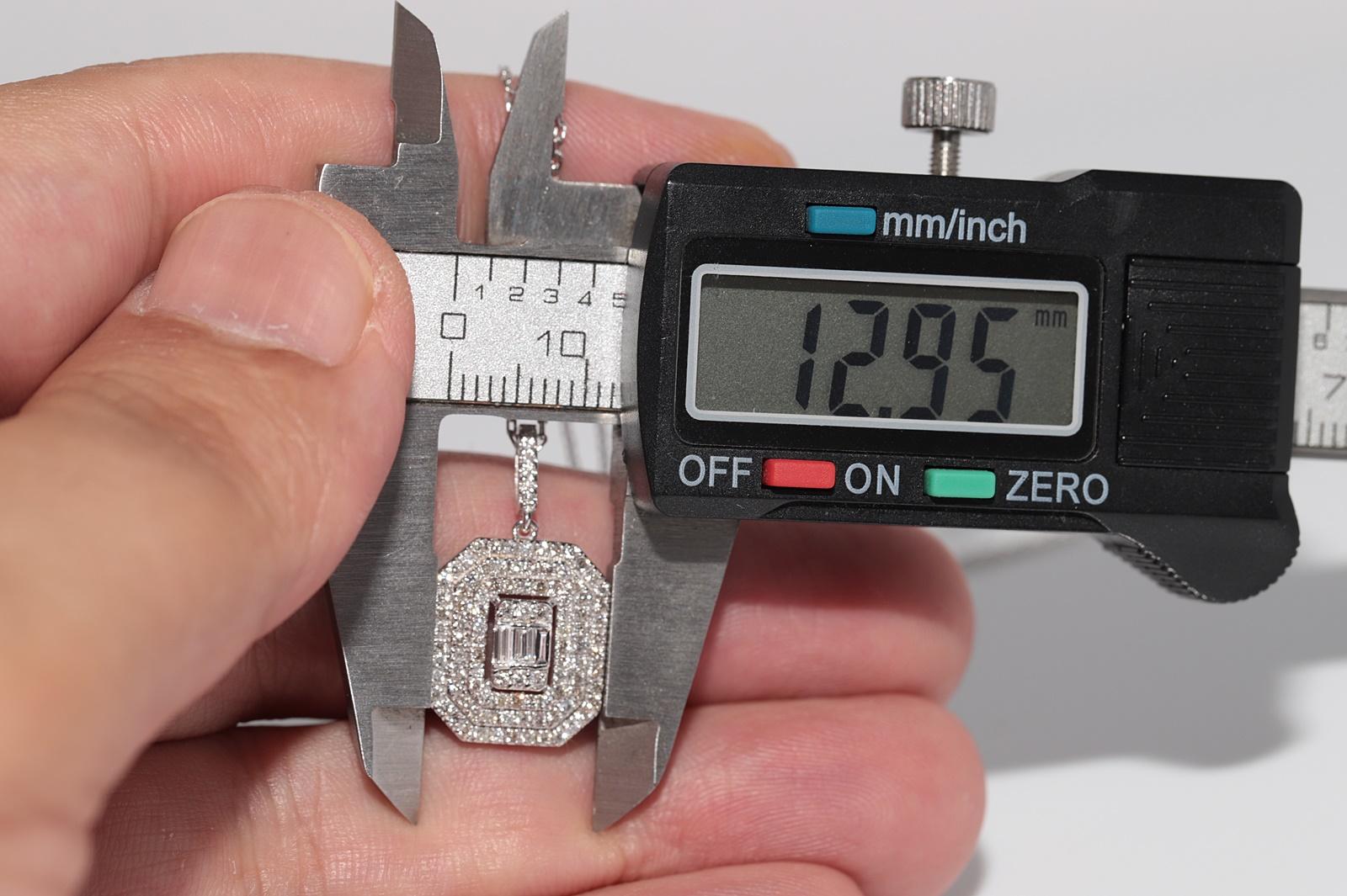 Collana con ciondolo decorato con diamanti naturali in oro 14k New Made in vendita 7