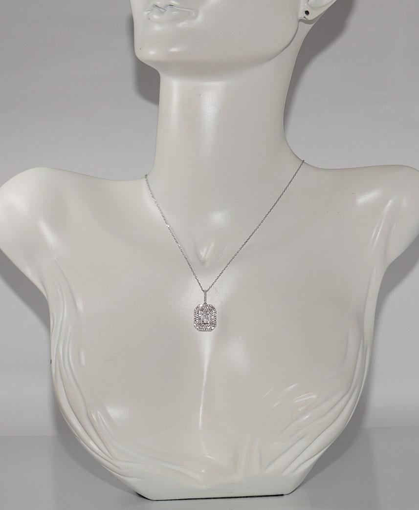 In ottime condizioni.
Peso totale 3,3 grammi.
Totalmente è un diamante da 1 ct.
Il diamante ha colore G-H e purezza vs1-s1.
La lunghezza totale della catena è di 45 cm.
Per qualsiasi domanda, contattaci.