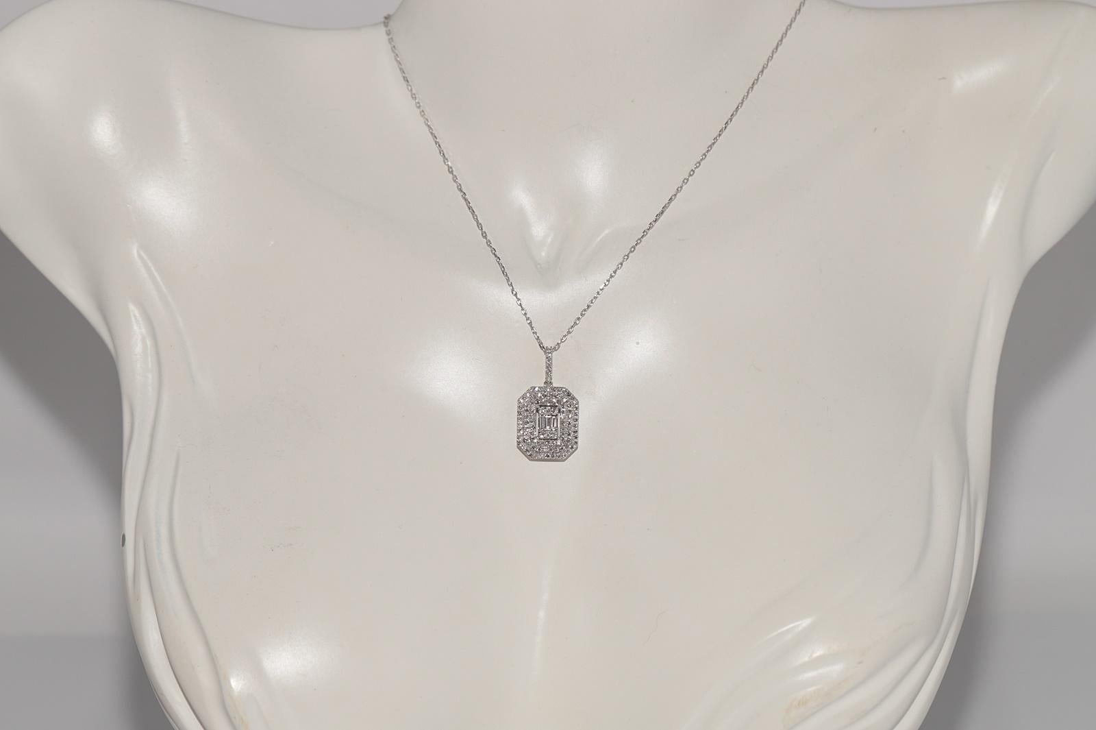 Moderno Collana con ciondolo decorato con diamanti naturali in oro 14k New Made in vendita