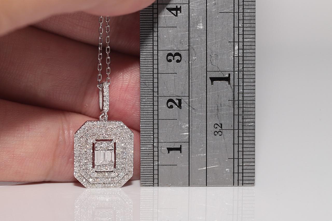 Collana con ciondolo decorato con diamanti naturali in oro 14k New Made in vendita 1