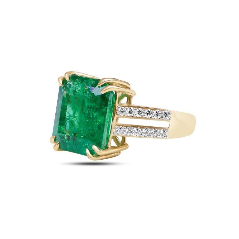 14k Gold Octagon Cut Zambian Emerald Ring, Emerald Split shank Cocktale ring In New Condition For Sale In West Palm Beach, FL