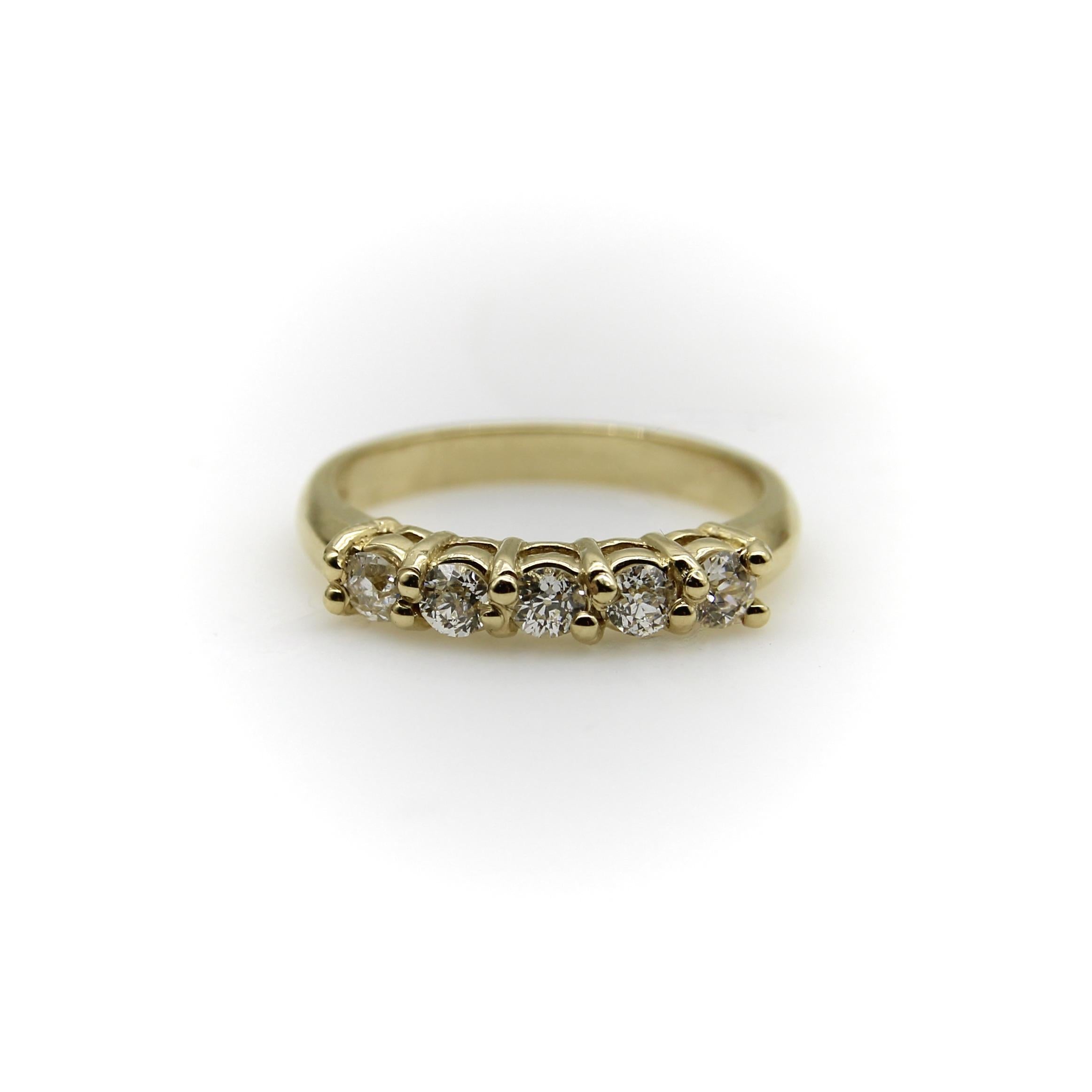 Dans cette pièce signée Kirsten's Corner, nous avons pris cinq diamants de taille européenne ancienne magnifiquement assortis et les avons sertis dans cette bague classique à cinq pierres. Les pierres sont serties dans un chariot simple et élégant
