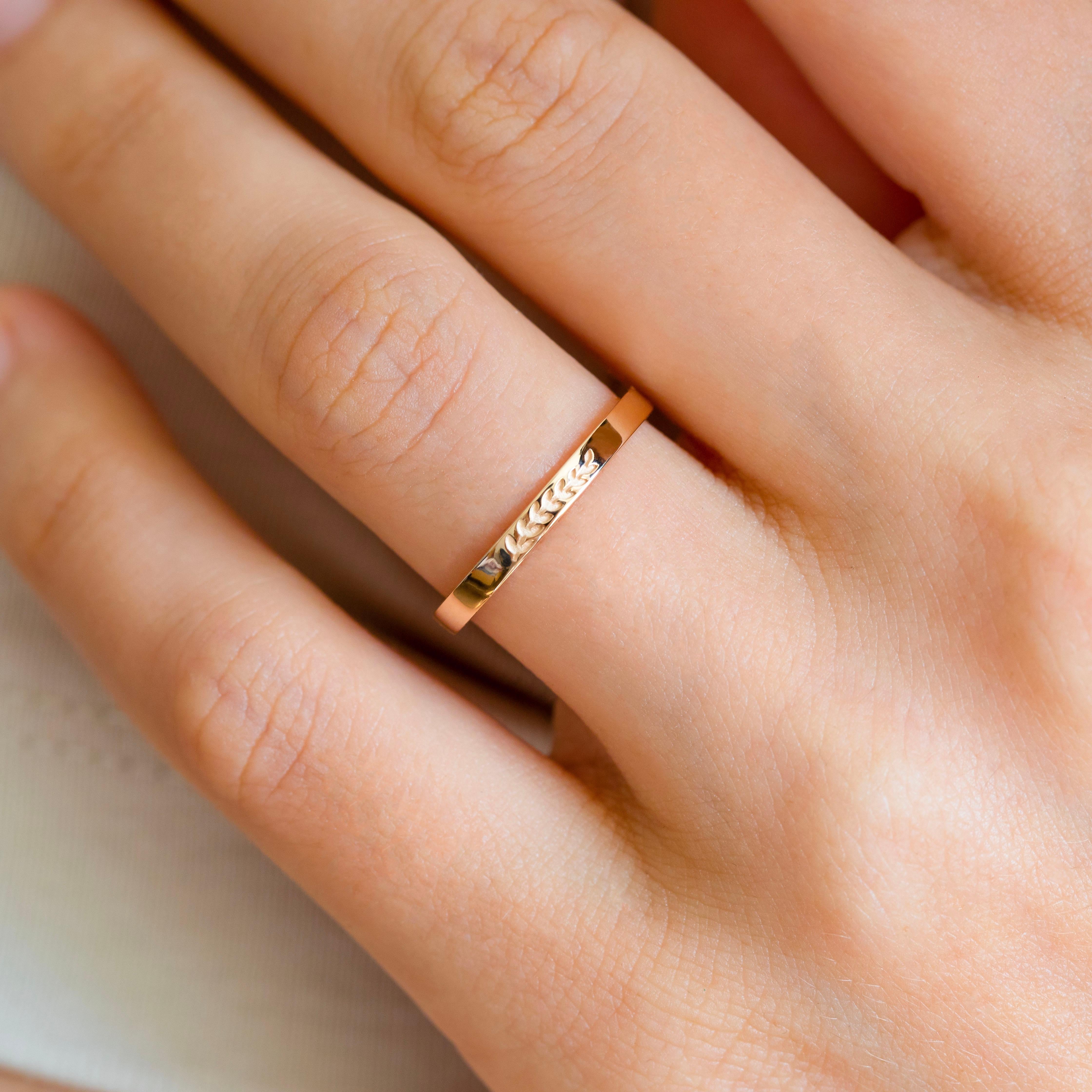 Alianza de Boda Botánica en Oro Oliva de 14K - Elegante Diseño Floral en la Botánica Art Decó en venta
