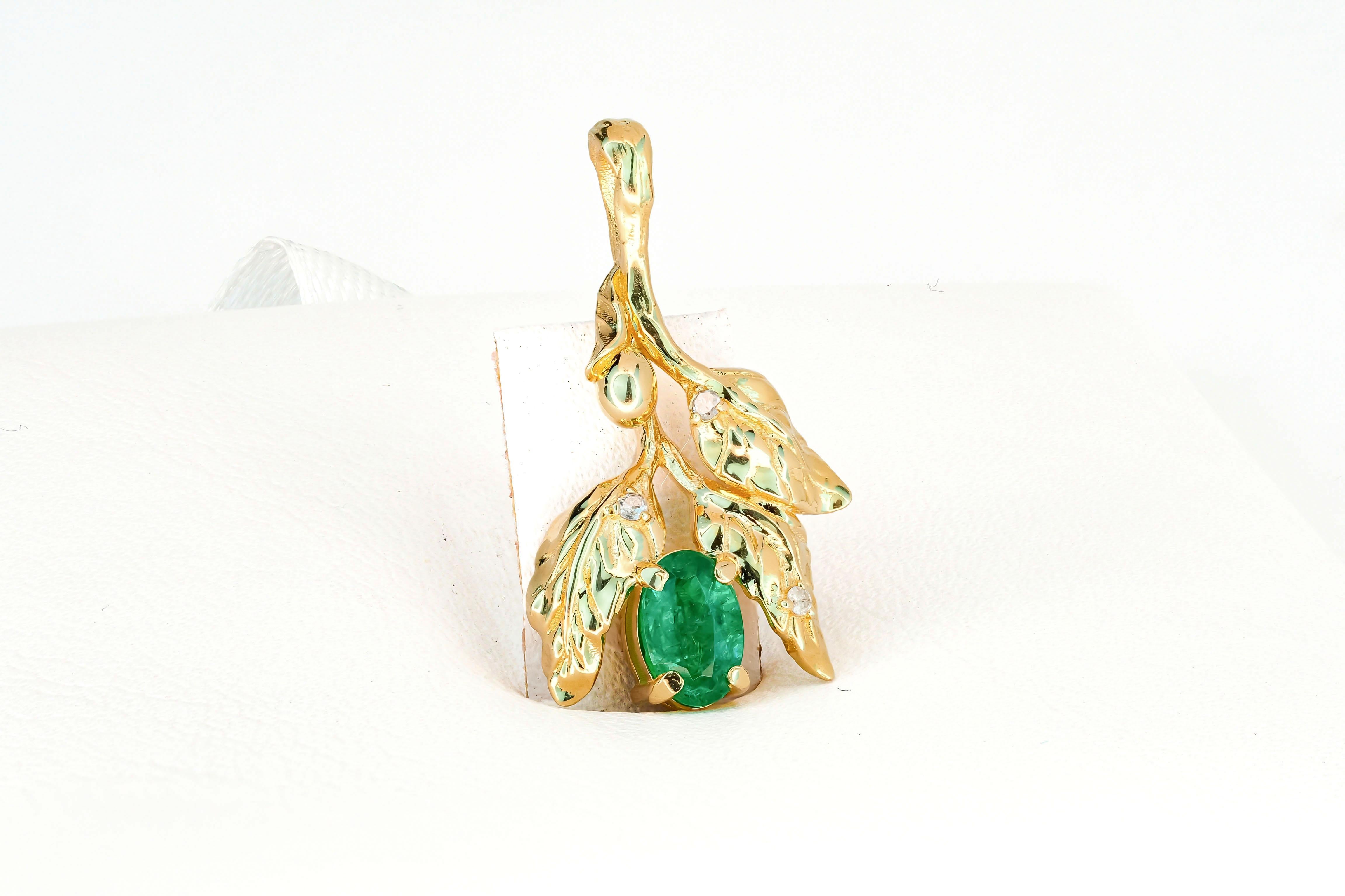 Modern Olive Pendant with Emerald and Diamonds in 14k gold For Sale