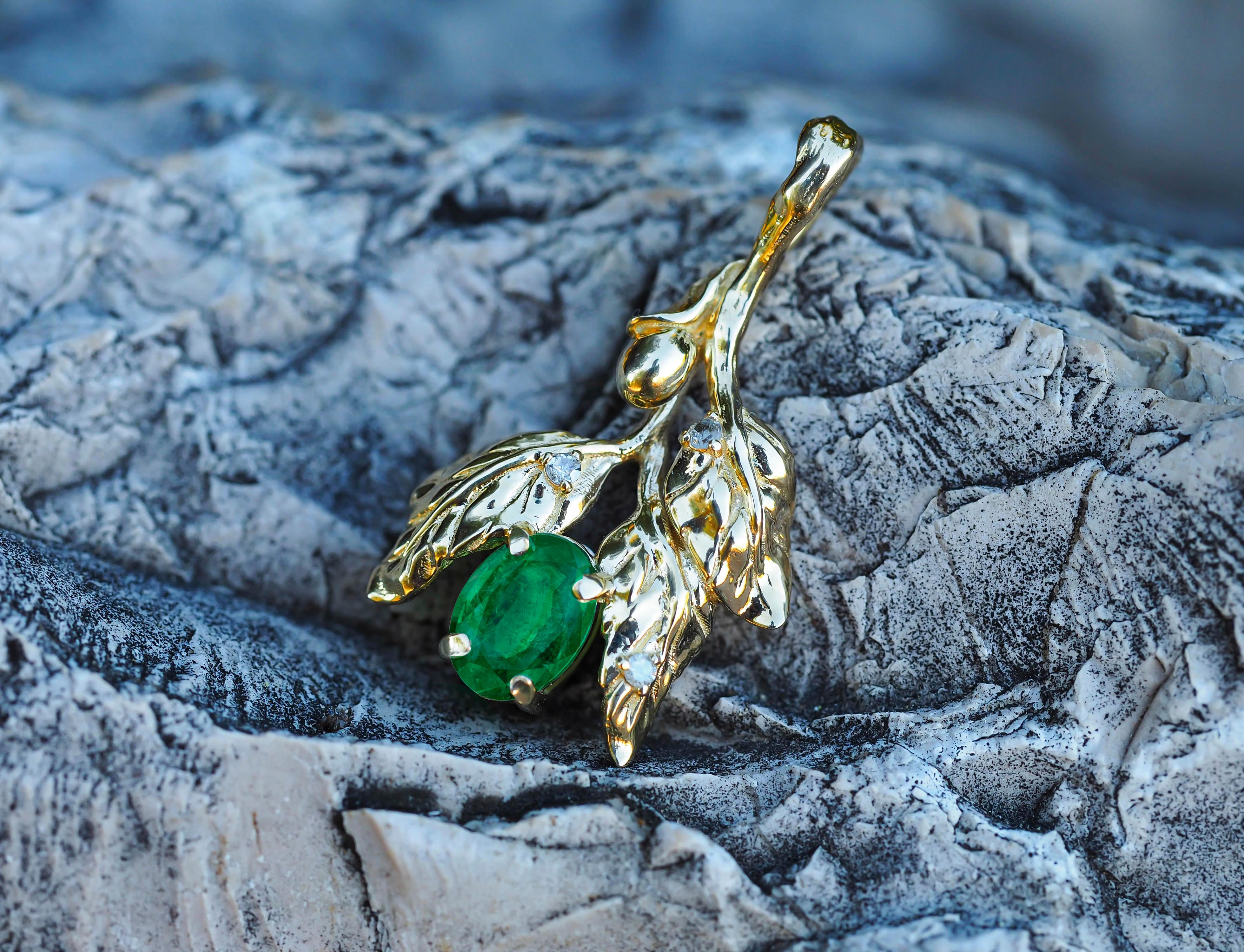 Olive Pendant with Emerald and Diamonds in 14k gold For Sale 2
