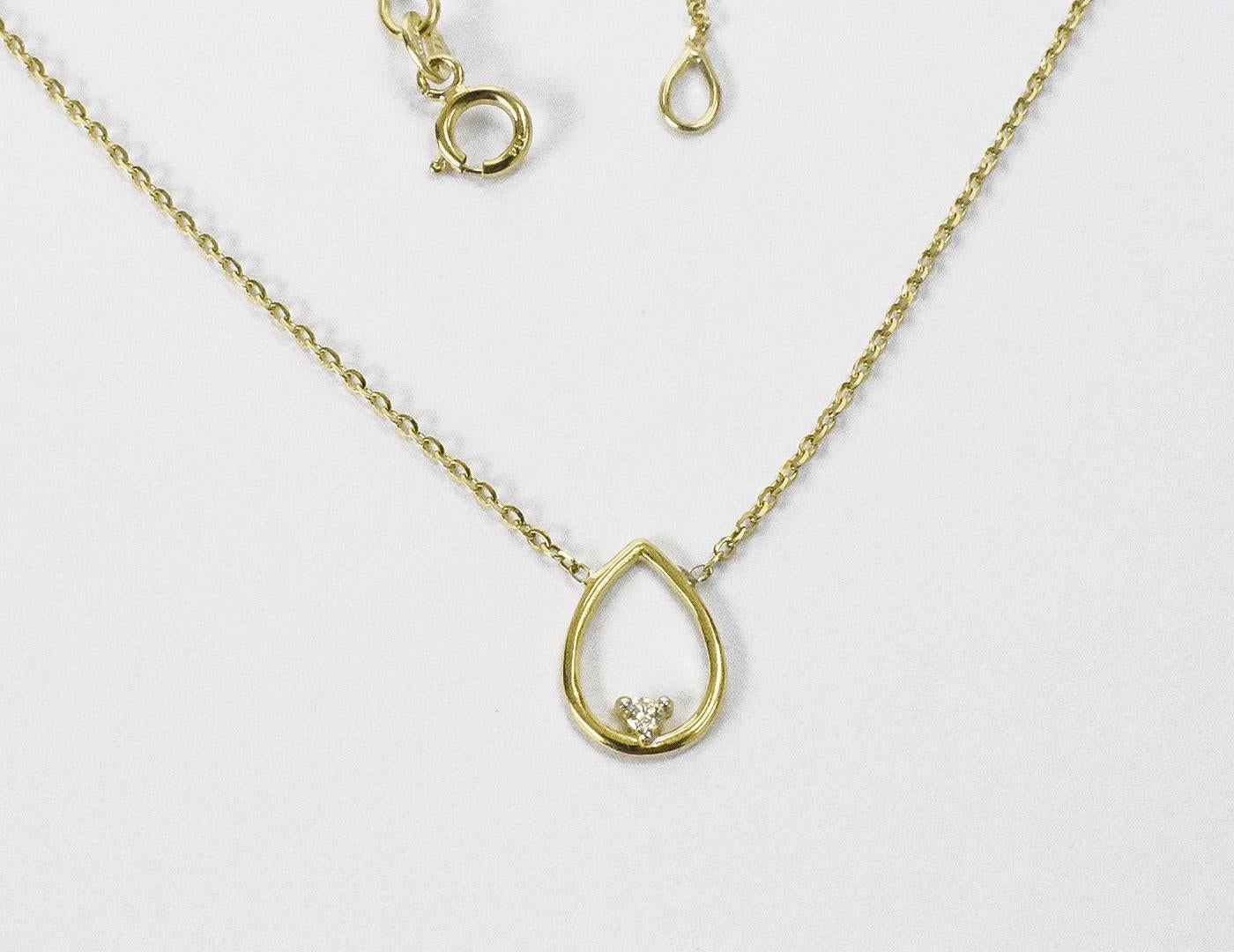 Taille ronde Collier de mariée en or 14 carats avec pendentif en forme de poire flottante et diamants en vente