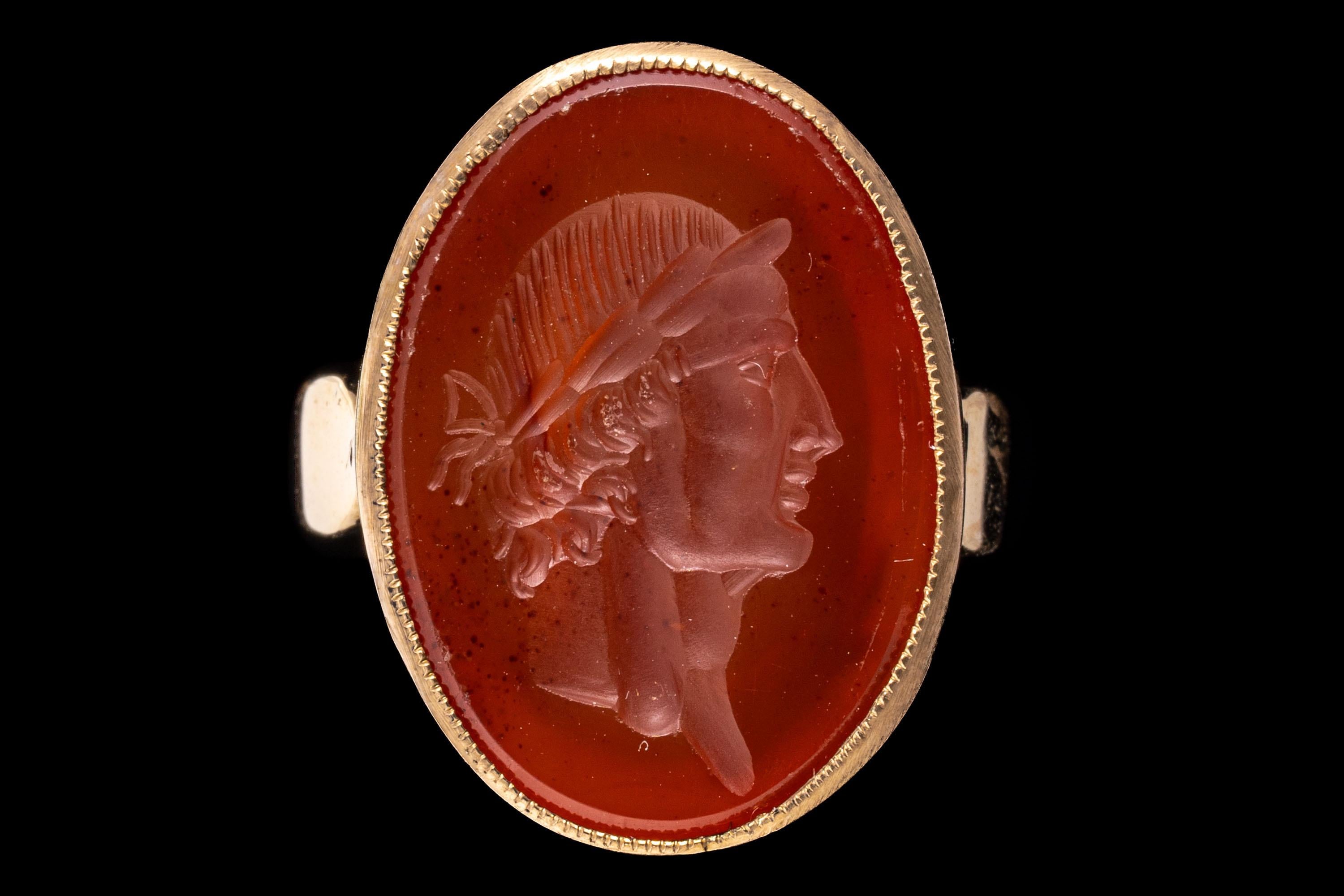 Taille ovale Bague en or 14k avec intaille en cornaline ovale et soldat gréco-romain en vente