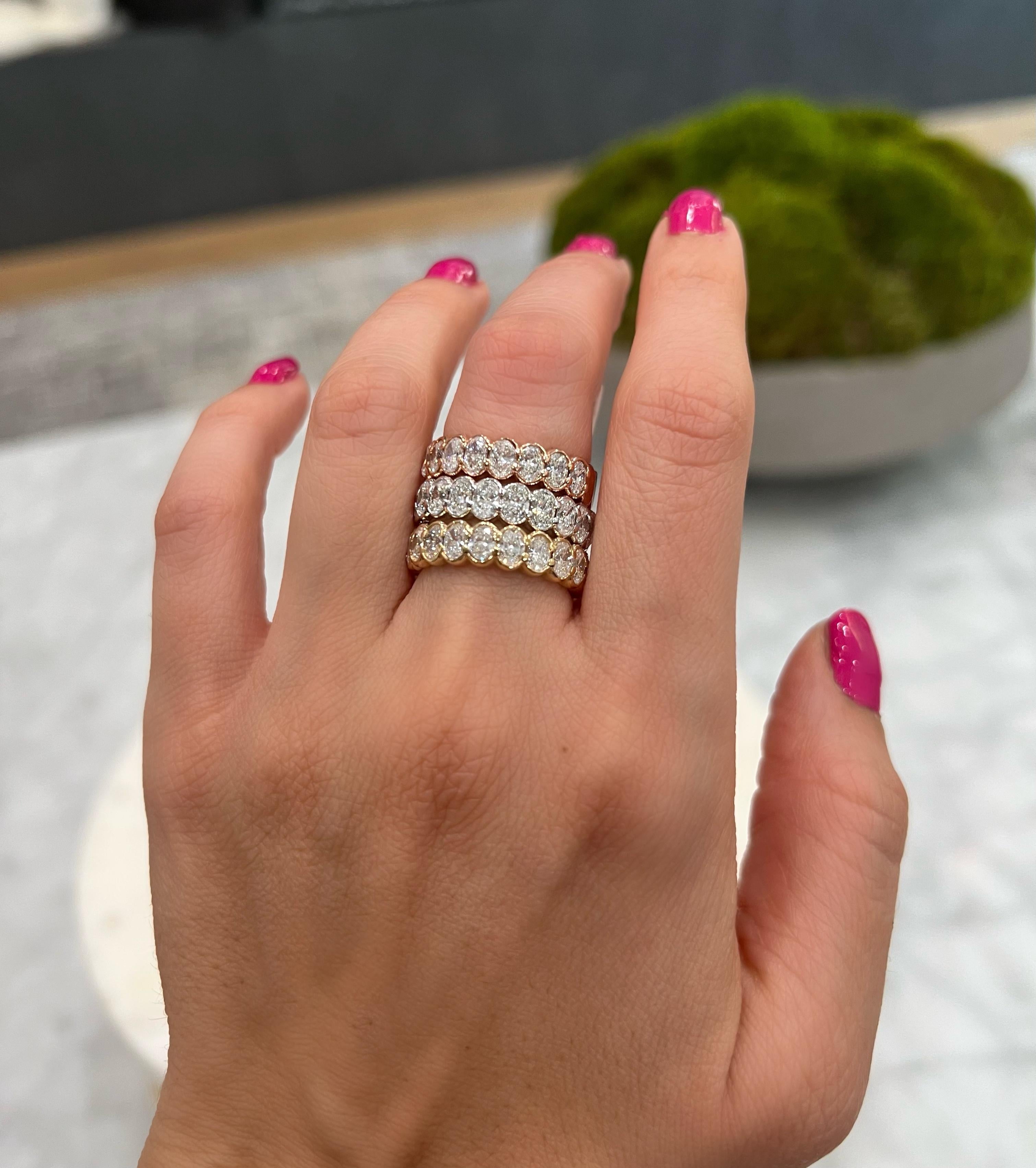 14K Gold Oval Eternity Moderner Ehering mit halber Lünette im Angebot 2