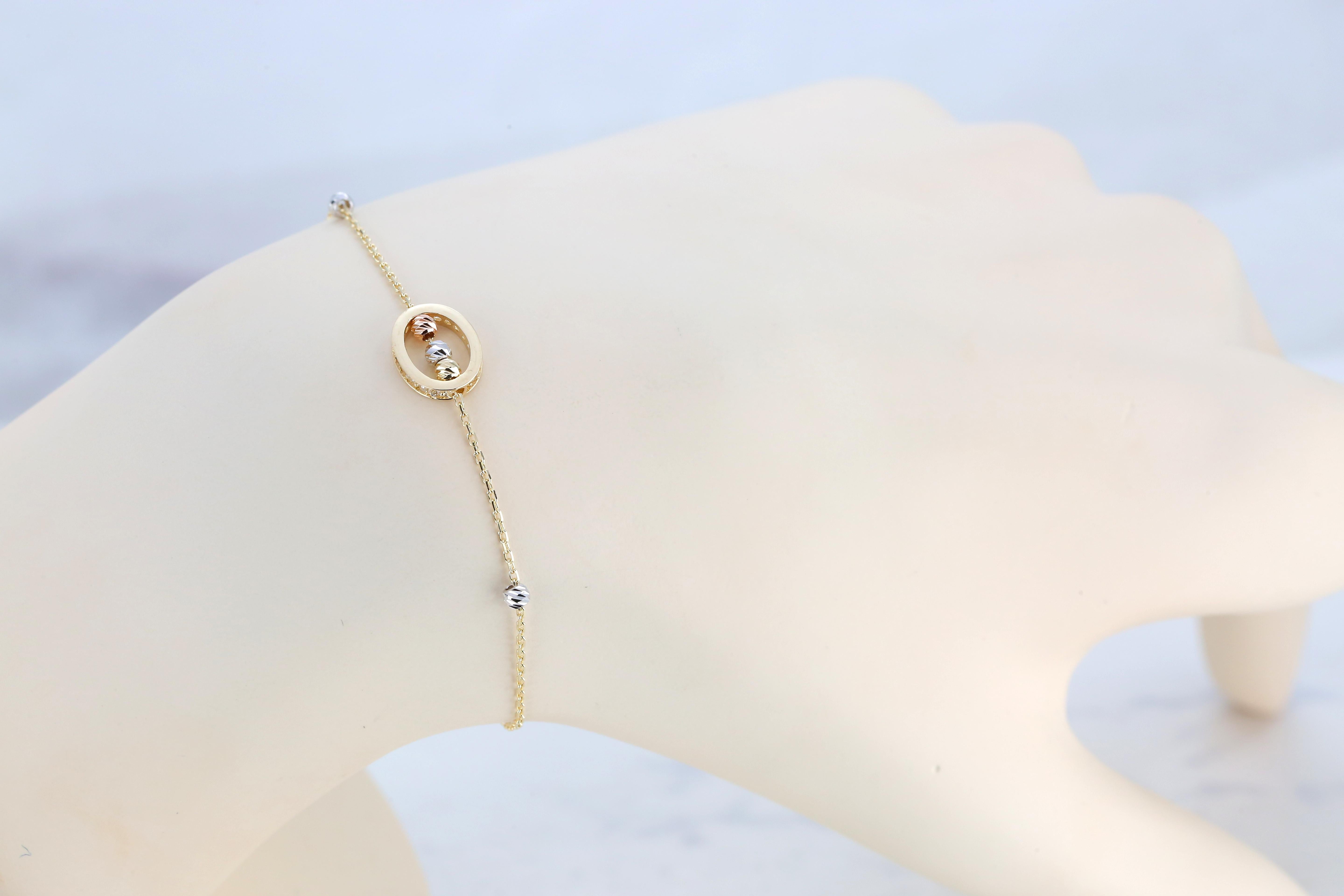 Bracelet perlé en or 14K avec breloque ovale en vente 5