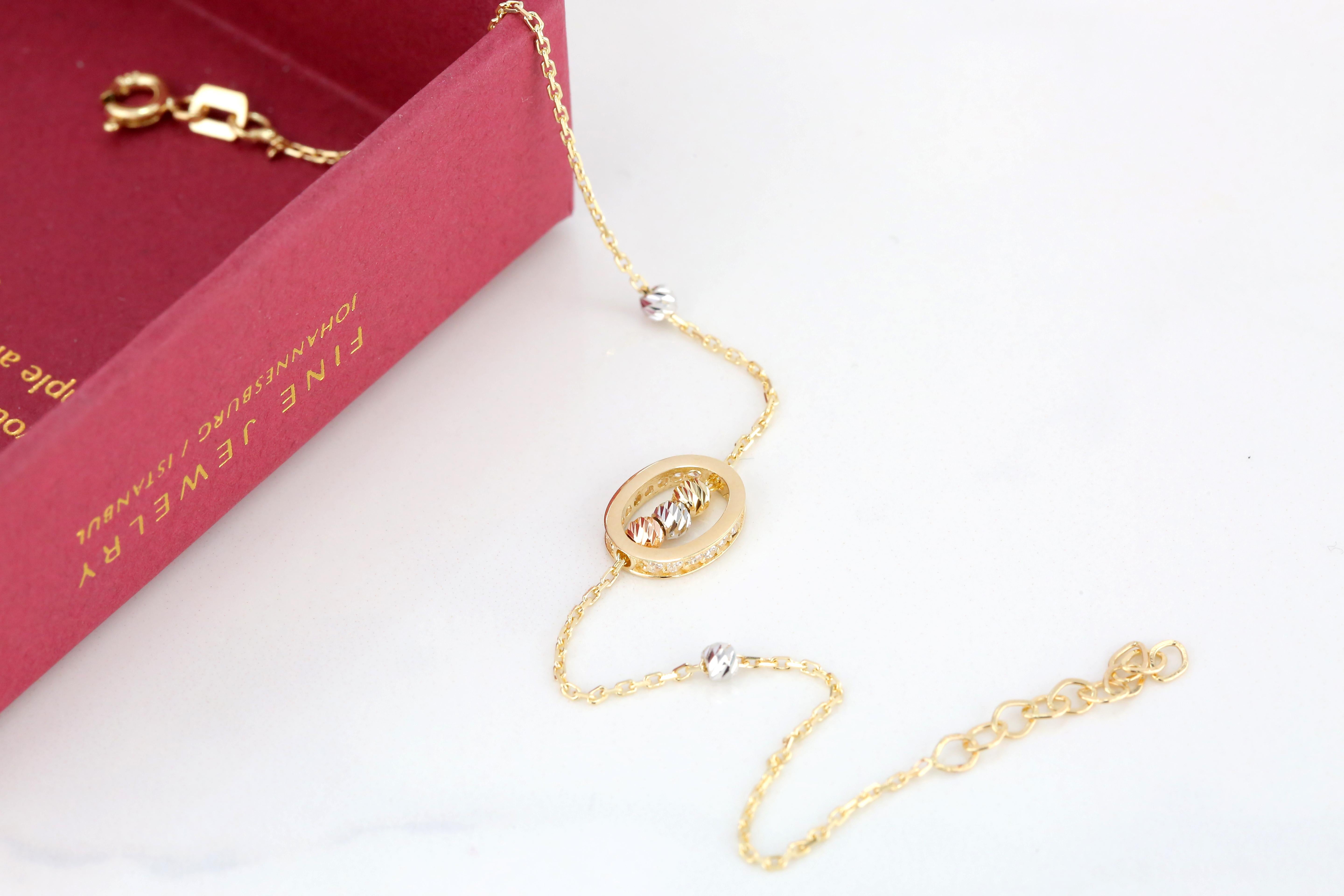Bracelet perlé en or 14K avec breloque ovale en vente 2