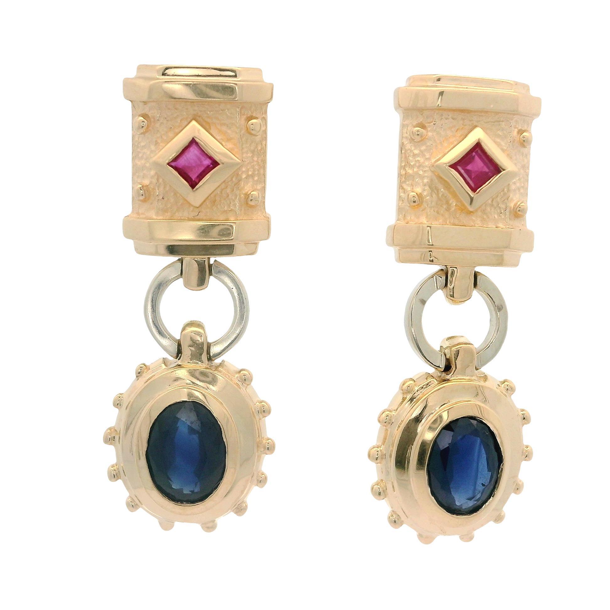 --Pierre(s) :...
(2) Saphir véritable naturel - taille ovale - serti - couleur bleu profond - 2ctw (approx.)
(2) Rubis véritable naturel - taille carrée - chaton - couleur rouge - 1.8x1.8mm (approx.)

MATERIAL : Or jaune 14K massif
Poids : 8,71