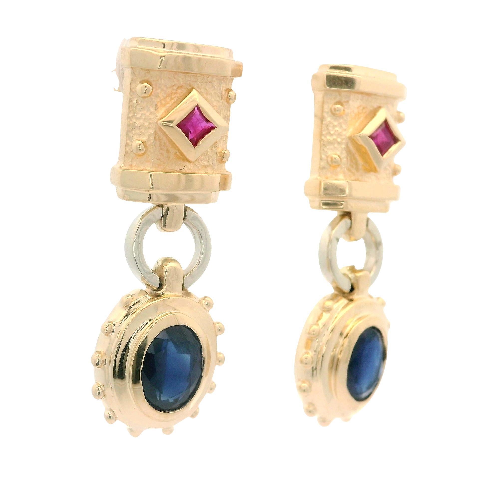 Taille ovale Boucles d'oreilles pendantes en or 14k avec fermoir papillon et saphir ovale et rubis carré en vente