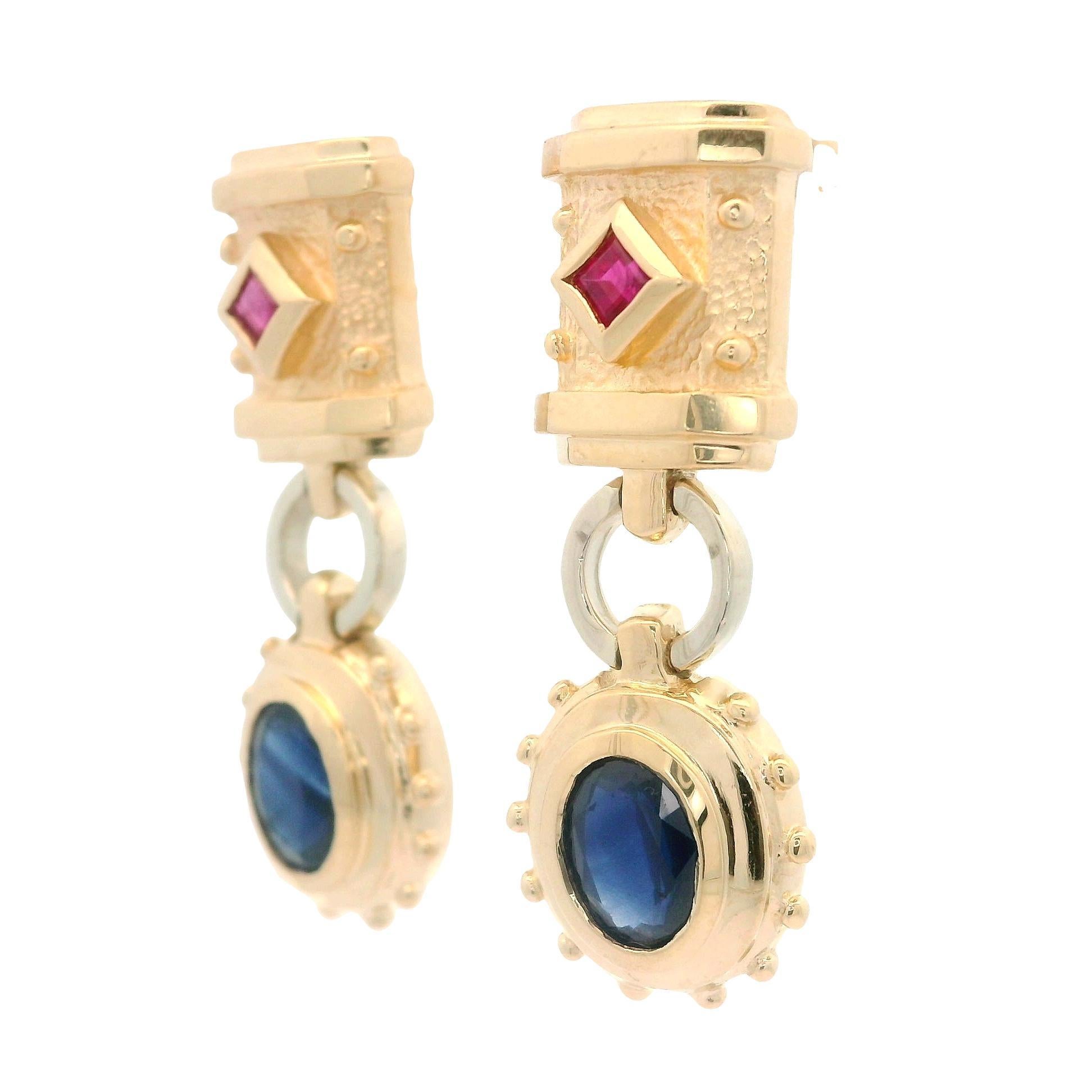 Boucles d'oreilles pendantes en or 14k avec fermoir papillon et saphir ovale et rubis carré Bon état - En vente à Montclair, NJ
